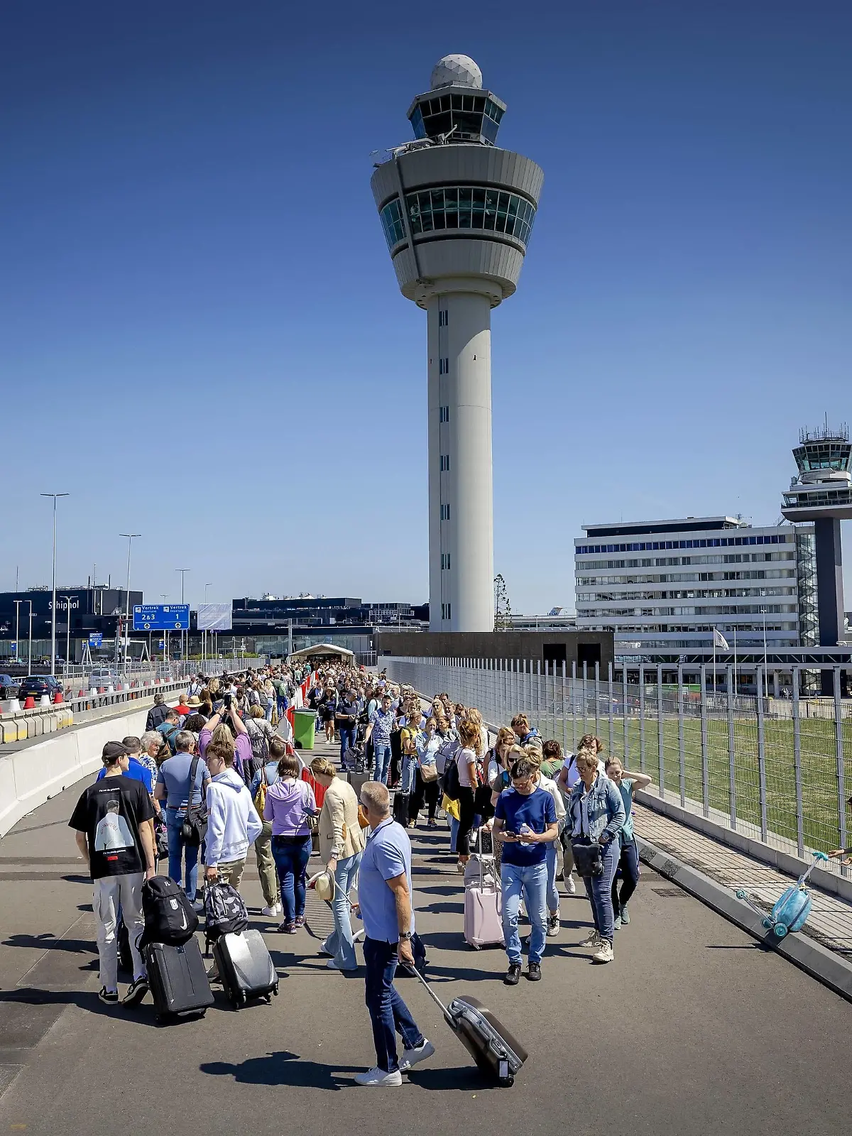 News Bilder des Tages 2022-06-03 12:59:15 SCHIPHOL - Travelers while waiting in long lines outside at Schiphol. Travelers are only allowed into the departure halls if their flight departs within four hours. It is again busy with holidaymakers who probably want to take a break during the long Pentecost weekend. ANP ROBIN VAN LONKHUIJSEN netherlands out - belgium out *** 2022 06 03 12 59 15 SCHIPHOL Travelers while waiting in long lines outside at Schiphol Travelers are only allowed into the departure halls if their flight departs within four hours It is again busy with holidaymakers who probably want to take a break during the long Pentecost weekend ANP ROBIN VAN LONKHUIJSEN netherlands out belgium out PUBLICATIONxINxGERxSUIxAUTxONLY Copyright: xx x449743575x originalFilename: 449743575.jpg