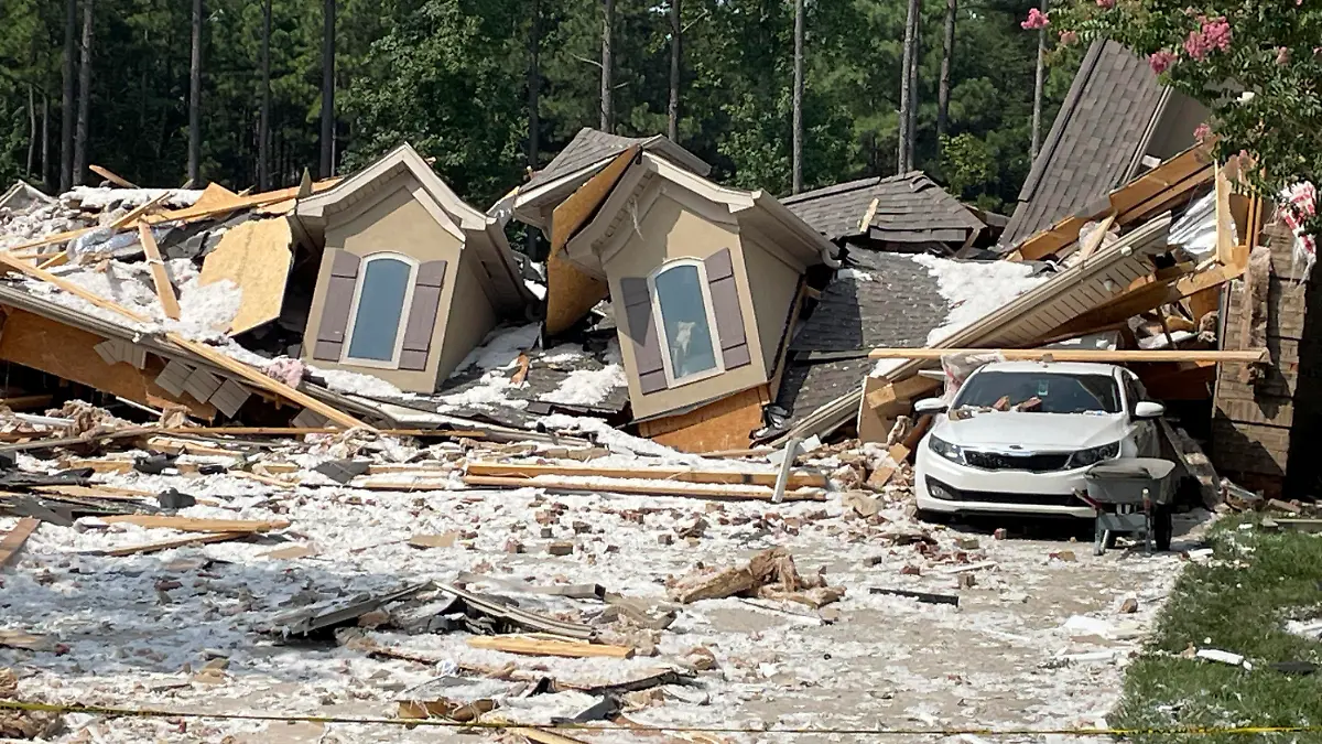 22.08.2023, USA, Mooresville: Nach einer Hausexplosion sind Schäden und Trümmer zu sehen. Das Haus von NFL-Spieler Caleb Farley ist in der Nacht zu Dienstag explodiert und hat dessen Vater getötet. Foto: Steve Reed/AP/dpa +++ dpa-Bildfunk +++