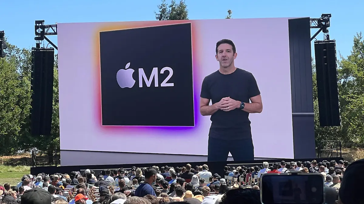 06.06.2022, USA, Cupertino: John Ternus, Apple Senior Vice President of Hardware Engineering, stellt auf der Apple-Entwicklerkonferenz WWDC 2022 im Hauptquartier des Konzerns, dem Apple Park, in Cupertino, den neuen Mikroprozessor M2 vor. Das Chipsystem soll auch bei gleichem Stromverbrauch mehr Leistung als Apples erster M1-Chip bieten. Unter anderem hat der M2 ein Viertel mehr Transistoren. Foto: Christoph Dernbach/dpa +++ dpa-Bildfunk +++