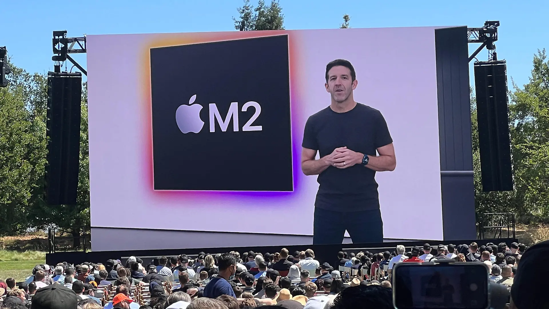 06.06.2022, USA, Cupertino: John Ternus, Apple Senior Vice President of Hardware Engineering, stellt auf der Apple-Entwicklerkonferenz WWDC 2022 im Hauptquartier des Konzerns, dem Apple Park, in Cupertino, den neuen Mikroprozessor M2 vor. Das Chipsystem soll auch bei gleichem Stromverbrauch mehr Leistung als Apples erster M1-Chip bieten. Unter anderem hat der M2 ein Viertel mehr Transistoren. Foto: Christoph Dernbach/dpa +++ dpa-Bildfunk +++