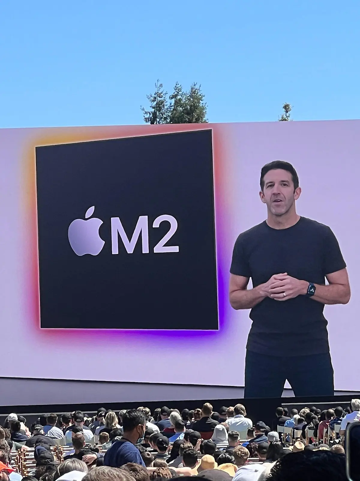 06.06.2022, USA, Cupertino: John Ternus, Apple Senior Vice President of Hardware Engineering, stellt auf der Apple-Entwicklerkonferenz WWDC 2022 im Hauptquartier des Konzerns, dem Apple Park, in Cupertino, den neuen Mikroprozessor M2 vor. Das Chipsystem soll auch bei gleichem Stromverbrauch mehr Leistung als Apples erster M1-Chip bieten. Unter anderem hat der M2 ein Viertel mehr Transistoren. Foto: Christoph Dernbach/dpa +++ dpa-Bildfunk +++
