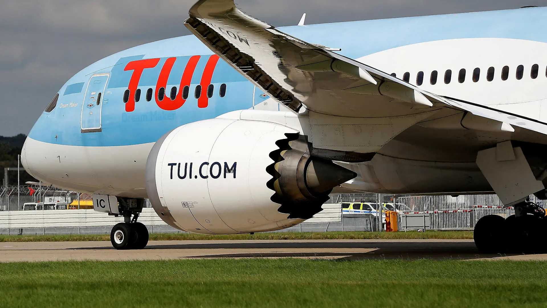 FILE PHOTO: A Boeing 787 of the travel company TUI taxis close to the northern runway at Gatwick Airport in Crawley, Britain, August 25, 2021. REUTERS/Peter Nicholls/File Photo
