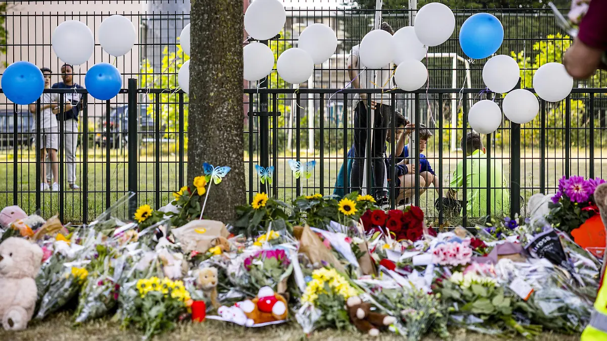  2022-06-04 18:56:30 KERKRADE - Flowers laid down by dozens of people at the playground in Kerkrade, where 9-year-old Gino was last seen on Wednesday evening. He has been missing ever since, until his body was found in Geleen on Saturday morning. ANP ROB ENGELAAR netherlands out - belgium out *** 2022 06 04 18 56 30 KERKRADE Flowers laid down by dozens of people at the playground in Kerkrade, where 9 year old Gino was last seen on Wednesday evening He has been missing ever since, until his body was found in Geleen on Saturday morning ANP ROB ENGELAAR netherlands out belgium out PUBLICATIONxINxGERxSUIxAUTxONLY Copyright: xx x449804228x originalFilename: 449804228.jpg