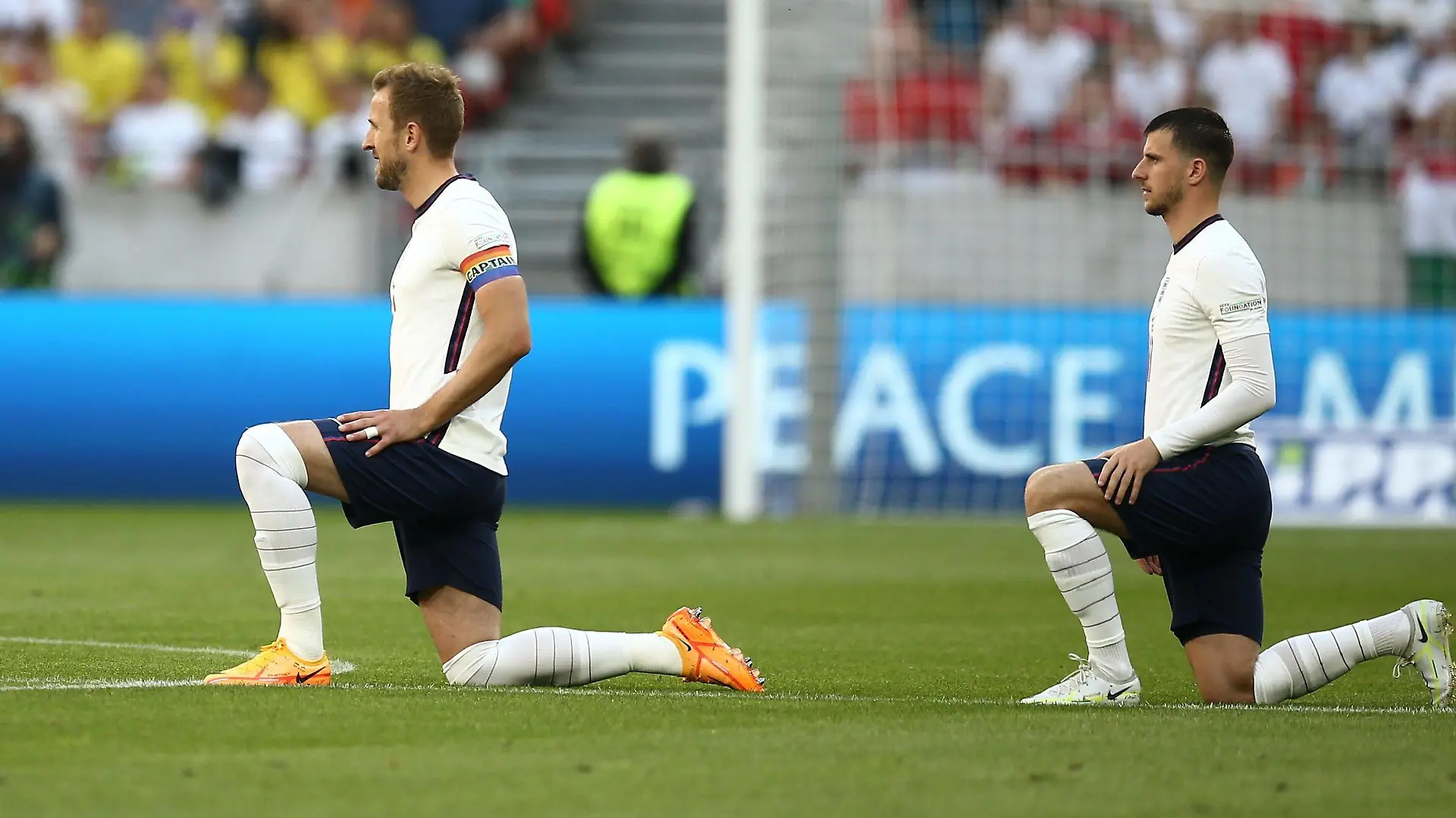 Mandatory Credit: Photo by Michael Zemanek/Shutterstock 12965167dm Harry Kane and Mason Mount of England take the knee in a battle against racism Hungary v England, UEFA Nations League, Group C, International Football, Puskas Arena Park, Budapest, Hungary - 04 Jun 2022 Hungary v England, UEFA Nations League, Group C, International Football, Puskas Arena Park, Budapest, Hungary - 04 Jun 2022 PUBLICATIONxINxGERxSUIxAUTXHUNxGRExMLTxCYPxROMxBULxUAExKSAxONLY Copyright: xMichaelxZemanek/Shutterstockx 12965167dm