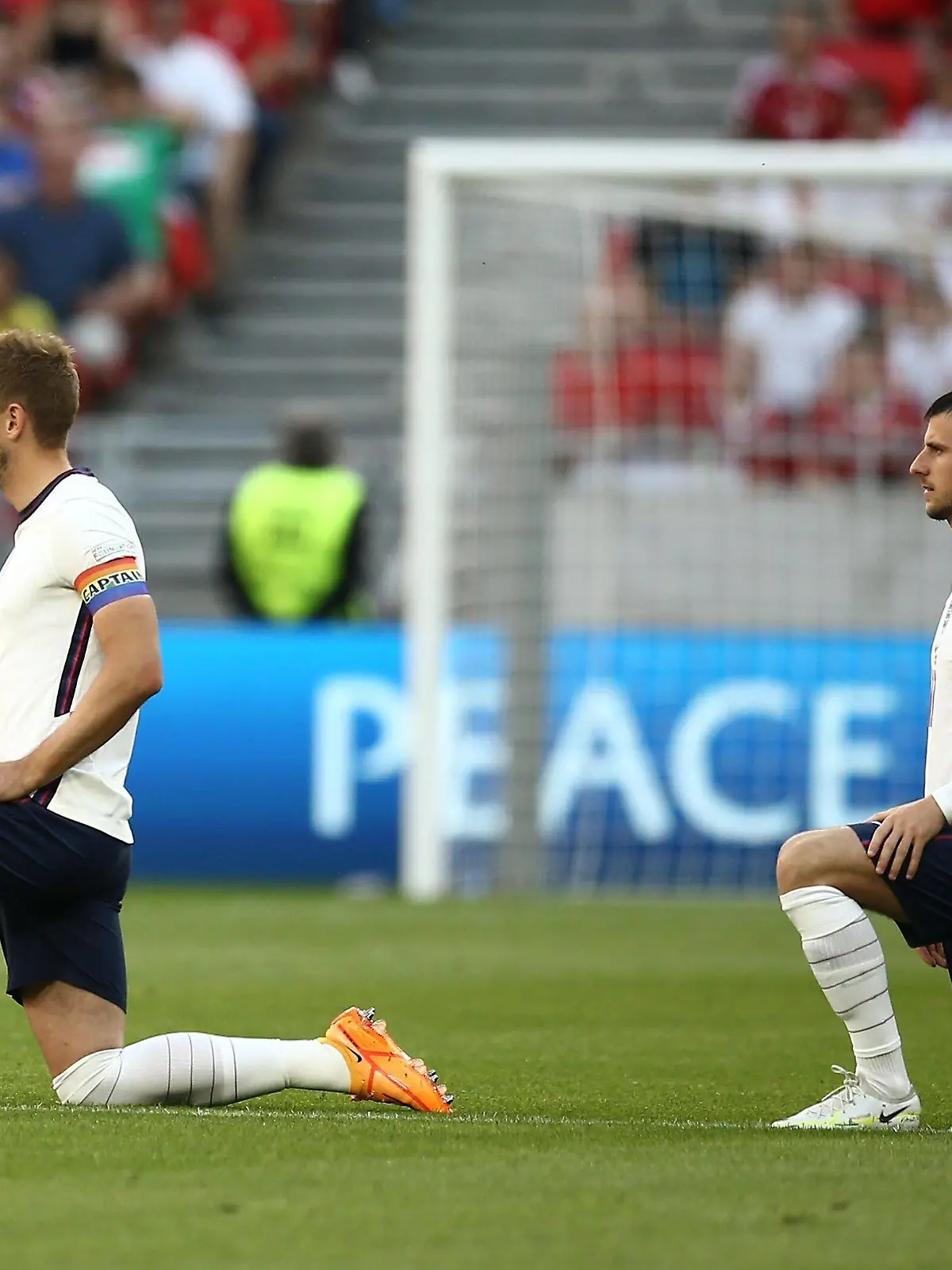 Mandatory Credit: Photo by Michael Zemanek/Shutterstock 12965167dm Harry Kane and Mason Mount of England take the knee in a battle against racism Hungary v England, UEFA Nations League, Group C, International Football, Puskas Arena Park, Budapest, Hungary - 04 Jun 2022 Hungary v England, UEFA Nations League, Group C, International Football, Puskas Arena Park, Budapest, Hungary - 04 Jun 2022 PUBLICATIONxINxGERxSUIxAUTXHUNxGRExMLTxCYPxROMxBULxUAExKSAxONLY Copyright: xMichaelxZemanek/Shutterstockx 12965167dm 