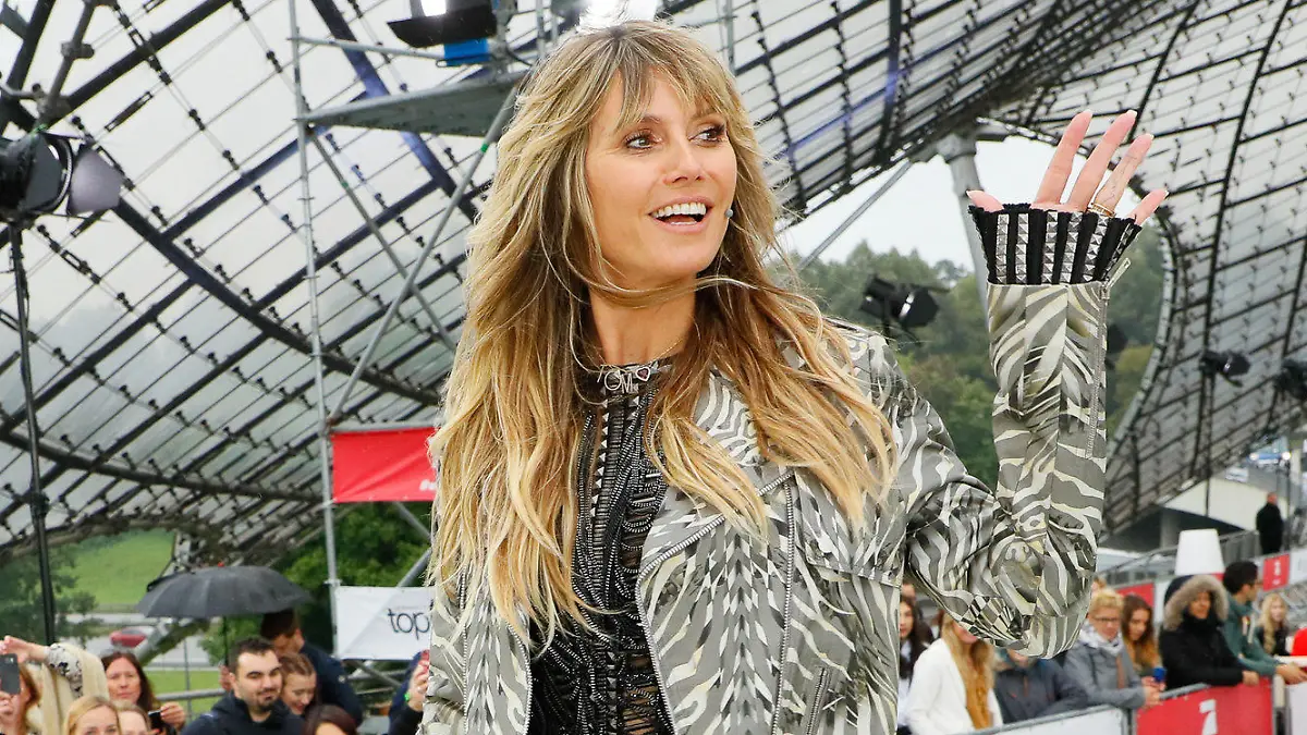 HANDOUT - 24.01.2020, ---: Jurorin Heidi Klum geht bei einem Casting zur 15. Staffel von «Germany's next Topmodel - by Heidi Klum» über den Laufsteg. Am 30.01.2020 startet die neue Staffel bei ProSieben. Foto: Richard Hübner/ProSieben/dpa - ACHTUNG: Das Foto darf nicht verändert und nur im vollen Ausschnitt verwendet werden. Keine Archivierung. Nur zur redaktionellen Verwendung im Zusammenhang mit einer Berichterstattung über die 15. Staffel «Germany's next Topmodel" und nur mit vollständiger Nennung des Credits. +++ dpa-Bildfunk +++