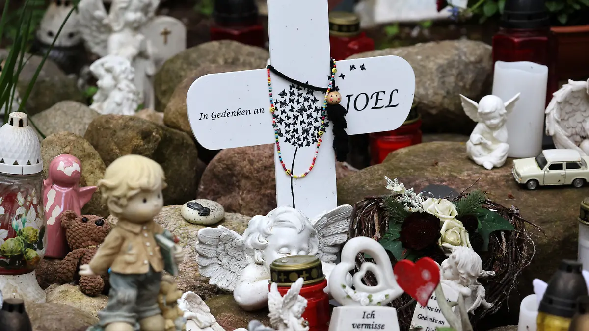 17.04.2024, Mecklenburg-Vorpommern, Pragsdorf: An der Stelle, wo der tödlich verletzte sechsjährige Joel im September 2023 gefunden wurde, erinnern Kreuze, Kerzen und Figuren an den Jungen. Ein inzwischen 15-Jähriger ist wegen Totschlags angeklagt und hat teilweise gestanden. Der Prozess vor dem Landgericht in Neubrandenburg wird am 17.04.2024 fortgesetzt. Foto: Bernd Wüstneck/dpa +++ dpa-Bildfunk +++