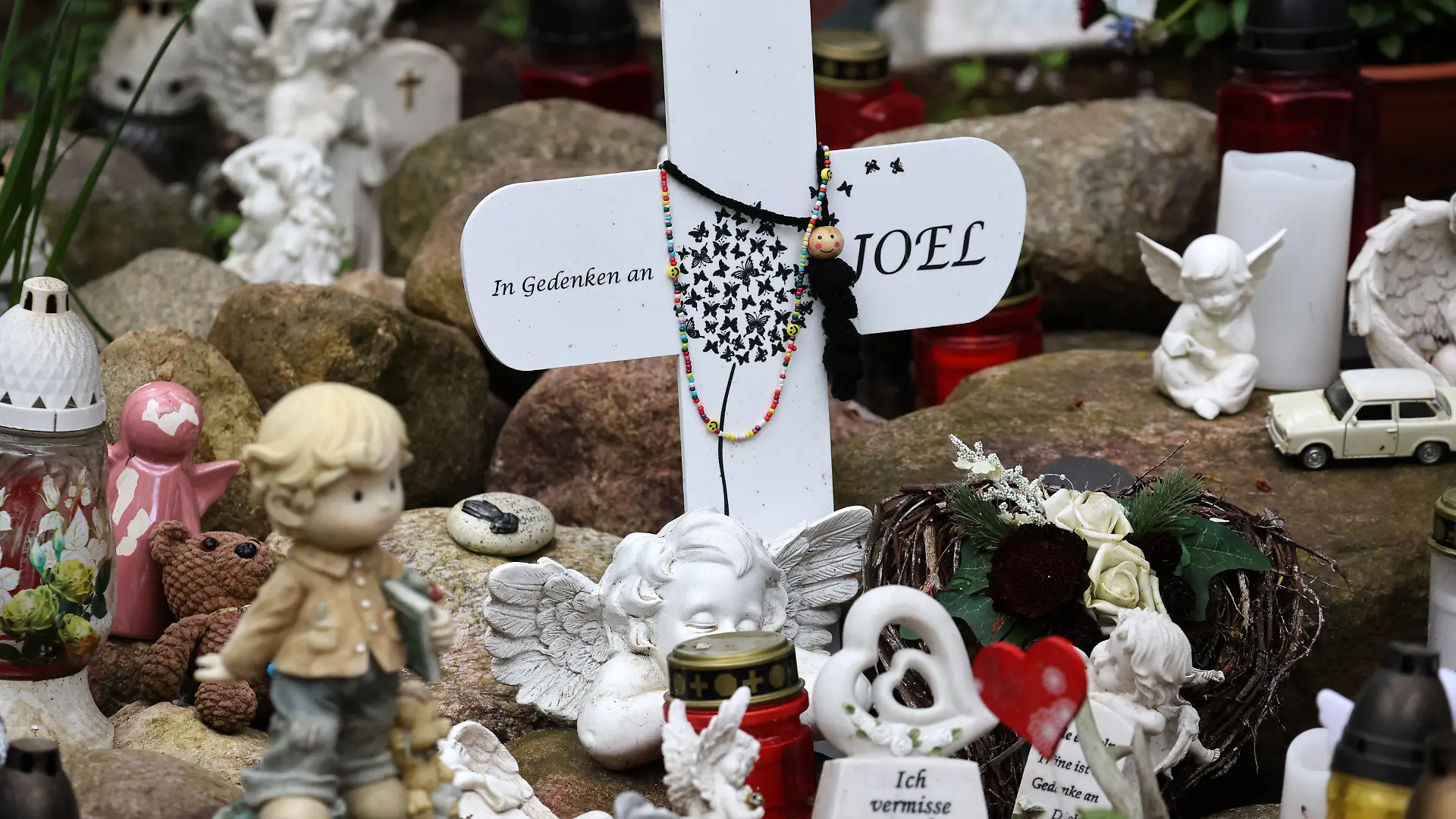 17.04.2024, Mecklenburg-Vorpommern, Pragsdorf: An der Stelle, wo der tödlich verletzte sechsjährige Joel im September 2023 gefunden wurde, erinnern Kreuze, Kerzen und Figuren an den Jungen. Ein inzwischen 15-Jähriger ist wegen Totschlags angeklagt und hat teilweise gestanden. Der Prozess vor dem Landgericht in Neubrandenburg wird am 17.04.2024 fortgesetzt. Foto: Bernd Wüstneck/dpa +++ dpa-Bildfunk +++