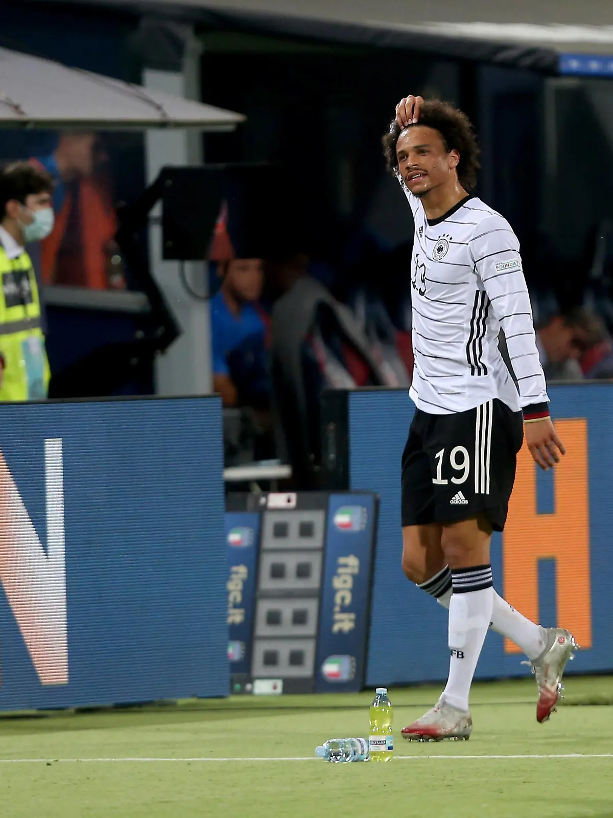  04.06.2022, Bologna, Italien, Renato Dall Ara , Italien vs. Deutschland - UEFA Nations League - League Path A Group 2, Leroy Sane Germany gestikuliert, gestik Foto H. Langer Bologna Renato Dall Ara Emilia-Romagna Italien *** 04 06 2022, Bologna, Italy, Renato Dall Ara , Italy vs Germany UEFA Nations League Path A Group 2, Leroy Sane Germany gestures, gestures photo H Langer Bologna Renato Dall Ara Emilia Romagna Italy PUBLICATIONxINxGERxSUIxAUTxONLY / 541_ITAGER20220604_057 / Langer-541