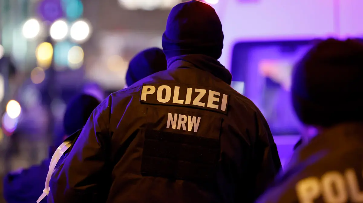 Polizisten begleiten die Protestierenden teilweise in Schutzausrüstung. Tausende Bürger artikulieren auf den Montagsspaziergängen ihren Unmut über die Corona-Politik - hier die angemeldete Demo durch die Kölner Innenstadt. Neben den einschränkenden Maßnahmen standen die mögliche Impfpflicht und das Impfen von Kindern im Mittelpunkt. Köln, 07.02.2022