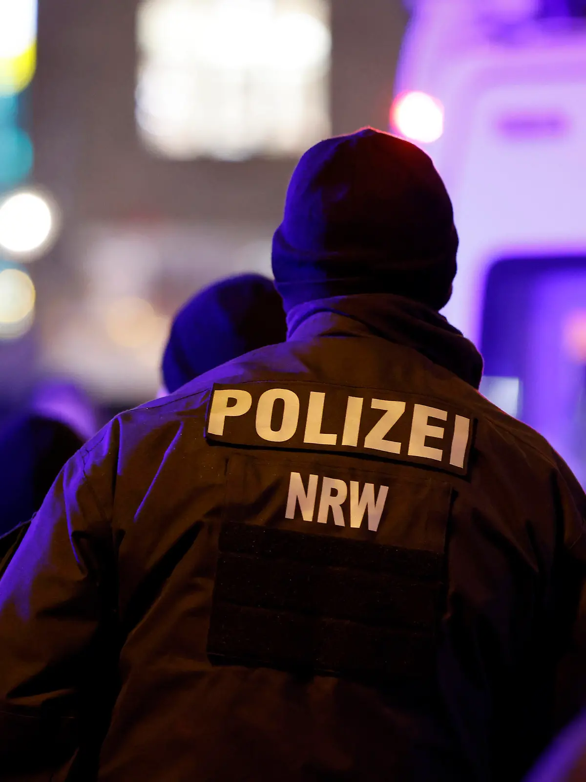 Polizisten begleiten die Protestierenden teilweise in Schutzausrüstung. Tausende Bürger artikulieren auf den Montagsspaziergängen ihren Unmut über die Corona-Politik - hier die angemeldete Demo durch die Kölner Innenstadt. Neben den einschränkenden Maßnahmen standen die mögliche Impfpflicht und das Impfen von Kindern im Mittelpunkt. Köln, 07.02.2022