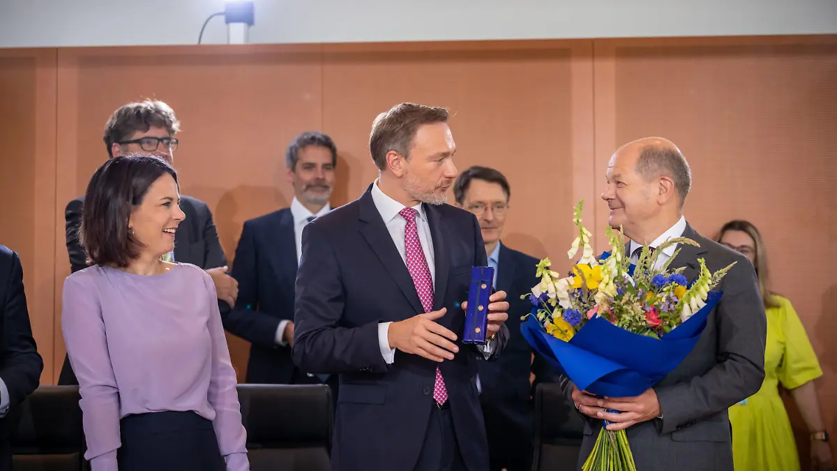 14.06.2023, Berlin: Bundeskanzler Olaf Scholz (r, SPD), bekommt Blumen zum Geburtstag von Christian Lindner (FDP), Bundesminister der Finanzen, neben Annalena Baerbock (Bündnis90/Die Grünen), Außenministerin, vor der Sitzung des Bundeskabinetts im Kanzleramt. Das Kabinett will eine Nationale Sicherheitsstrategie beschließen. Foto: Michael Kappeler/dpa +++ dpa-Bildfunk +++