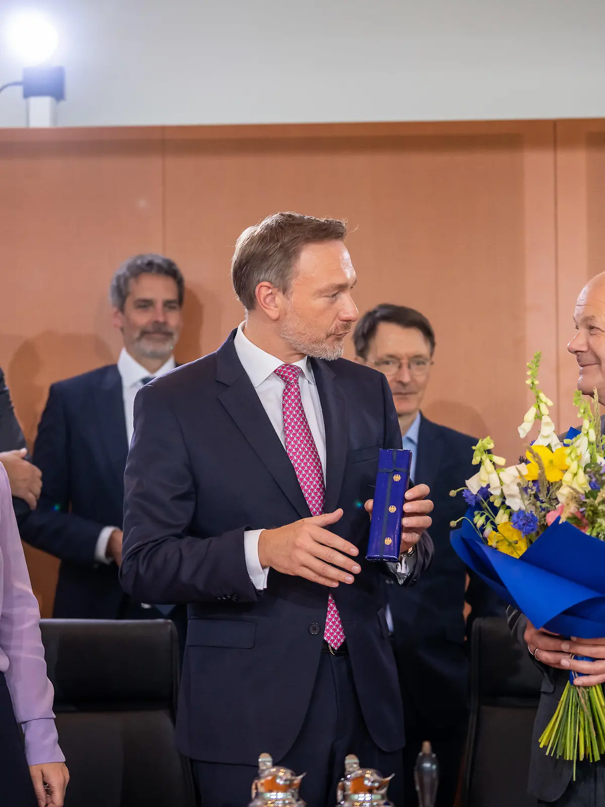 14.06.2023, Berlin: Bundeskanzler Olaf Scholz (r, SPD), bekommt Blumen zum Geburtstag von Christian Lindner (FDP), Bundesminister der Finanzen, neben Annalena Baerbock (Bündnis90/Die Grünen), Außenministerin, vor der Sitzung des Bundeskabinetts im Kanzleramt. Das Kabinett will eine Nationale Sicherheitsstrategie beschließen. Foto: Michael Kappeler/dpa +++ dpa-Bildfunk +++
