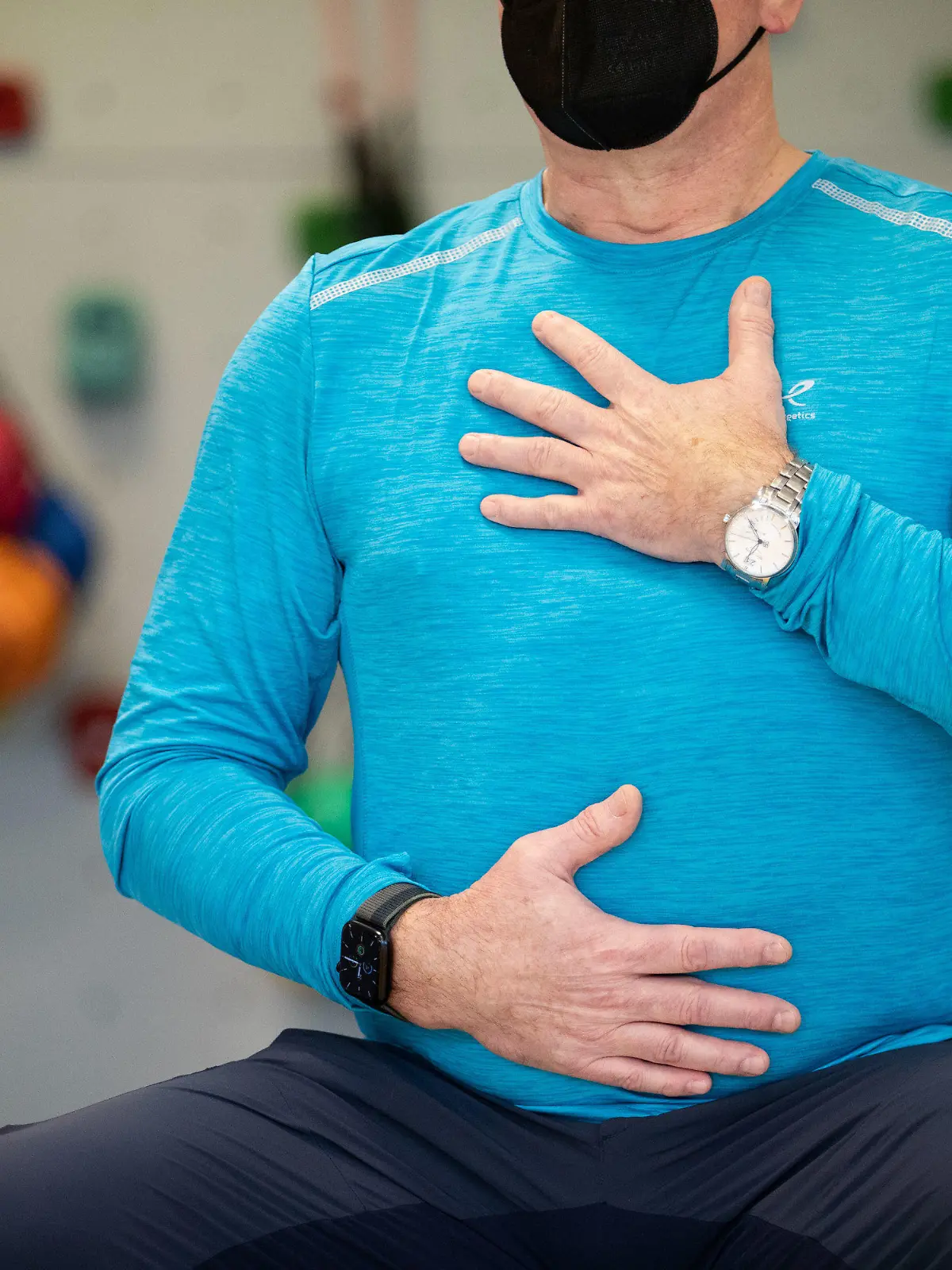 ARCHIV - 21.01.2022, ---, -: Ein Long-Covid-Patient macht ein Atemtraining in einem Gymnastikraum einer Reha-Klinik für Post-Covid Erkrankte. Schätzungsweise fast 36 Millionen Menschen in der WHO-Region Europa könnten seit Pandemiebeginn länger anhaltende Beeinträchtigungen nach Corona-Infektionen entwickelt haben. (zu dpa "WHO: 36 Millionen Europäer mit möglichen Long-Covid-Erkrankungen") Foto: Friso Gentsch/dpa +++ dpa-Bildfunk +++
