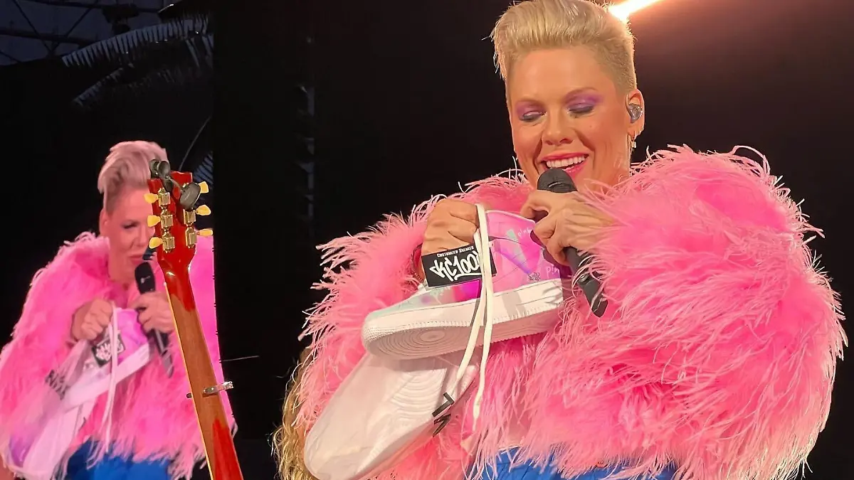 Die US-Sängerin beschäftigt sich minutenlang mit den besonderen Schuhen.