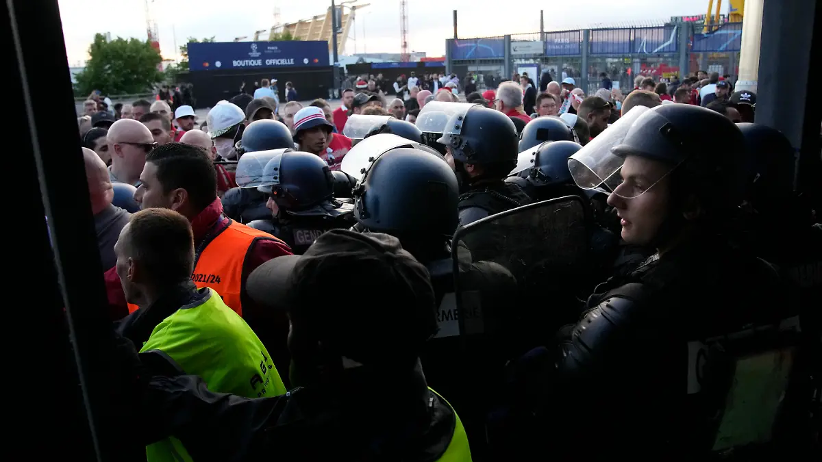 ARCHIV - 28.05.2022, Frankreich, Paris: Fußball: Champions League, FC Liverpool - Real Madrid, K.o.-Runde, Finale: Polizisten bewachen das Stade de France. Das Spiel im Stade de France bei Paris begann am 28.05.2022 um 21.36 Uhr und damit 36 Minuten später als geplant. (zu dpa "Frankreich bedauert Stadion-Chaos - Können Dinge besser machen") Foto: Christophe Ena/AP/dpa +++ dpa-Bildfunk +++
