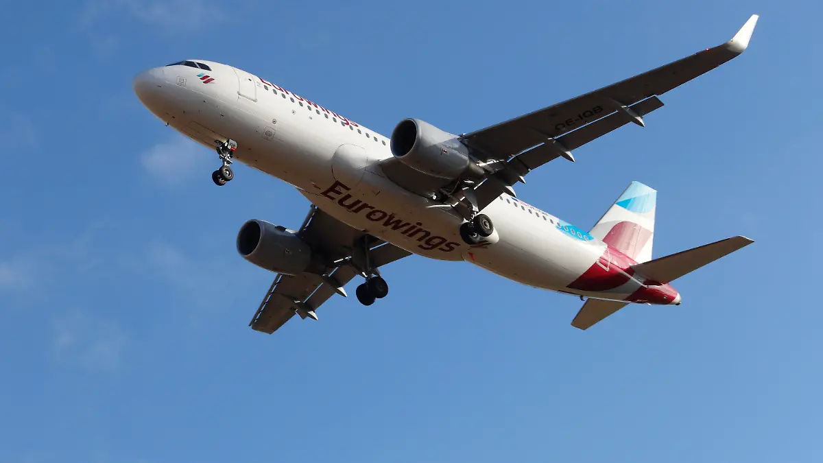 18.08.2020, Spanien, Palma: Ein Eurowings-Flugzeug landet auf Mallorca. Die Lufthansa-Tochter Eurowings spürt nach der Corona-Reisewarnung für Spanien eine deutlich schwächere Ticket-Nachfrage. Foto: Clara Margais/dpa +++ dpa-Bildfunk +++