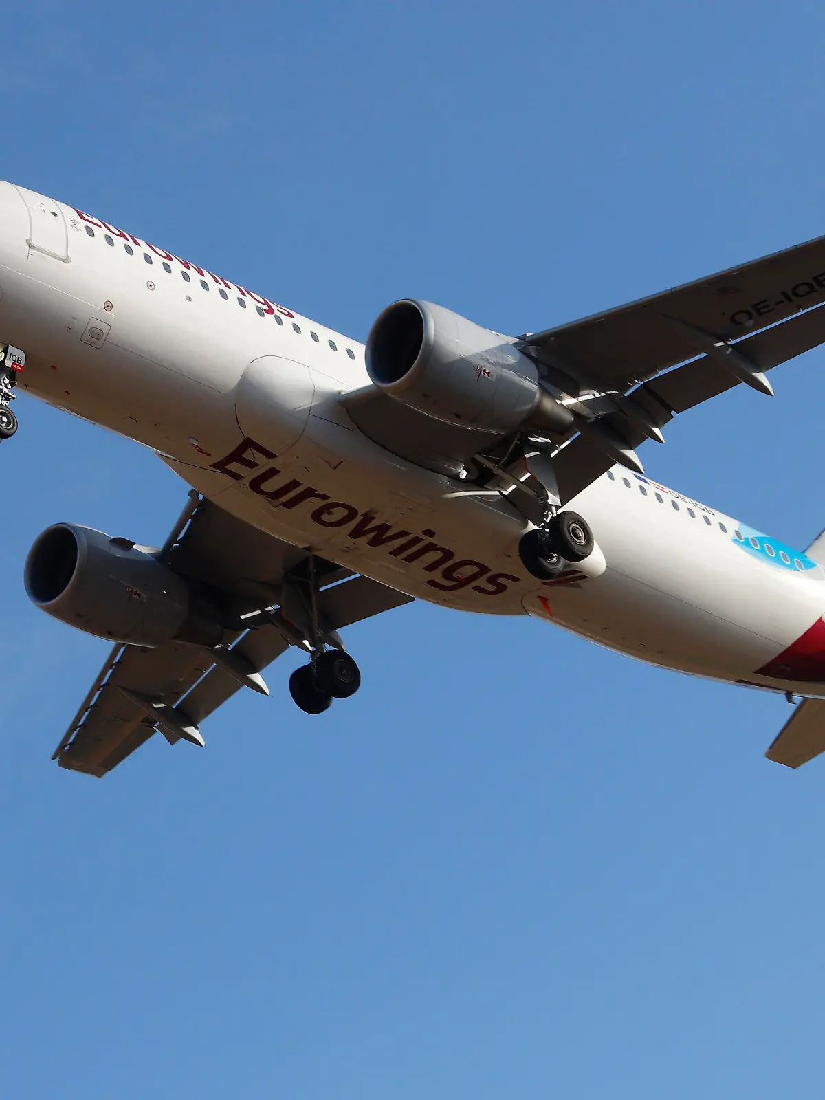 18.08.2020, Spanien, Palma: Ein Eurowings-Flugzeug landet auf Mallorca. Die Lufthansa-Tochter Eurowings spürt nach der Corona-Reisewarnung für Spanien eine deutlich schwächere Ticket-Nachfrage. Foto: Clara Margais/dpa +++ dpa-Bildfunk +++