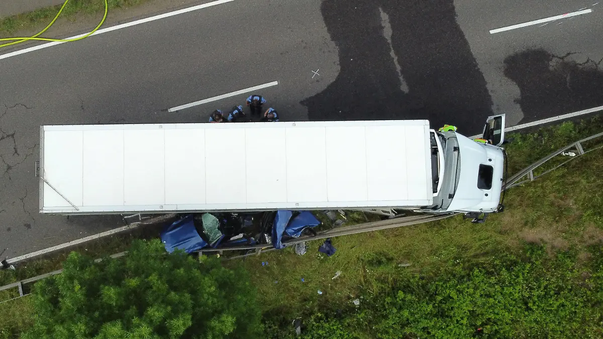 News Bilder des Tages Völklingen: Tödlicher Verkehrsunfall am heutigen Samstagmorgen 4.6.2022 in Völklingen. Gegen 7.45 Uhr ist ein blauer Mercedes SLK aus dem Stadtgebiet auf dem Rotweg aus Richtung Geislautern kommend in Richtung Velsen unterwegs. Nach Angaben von nachfolgenden Verkehrsteilnehmern kommt der Sportwagen in einer Linkskurve mit überhöhter Geschwindigkeit nach rechts von der Fahrbahn ab. Das Auto gerät in den Grünstreifen, der Fahrer verreißt das Steuer und fährt in den Gegenverkehr. Dort ist gerade ein Kühl-Sattelschlepper einer Spedition aus Garching bei München unterwegs. Der Trucker macht noch eine Vollbremsung, kann einen Zusammenstoß aber nicht mehr verhindern. Der Sportwagen kollidiert erst frontal mit dem Laster, wird dabei bub