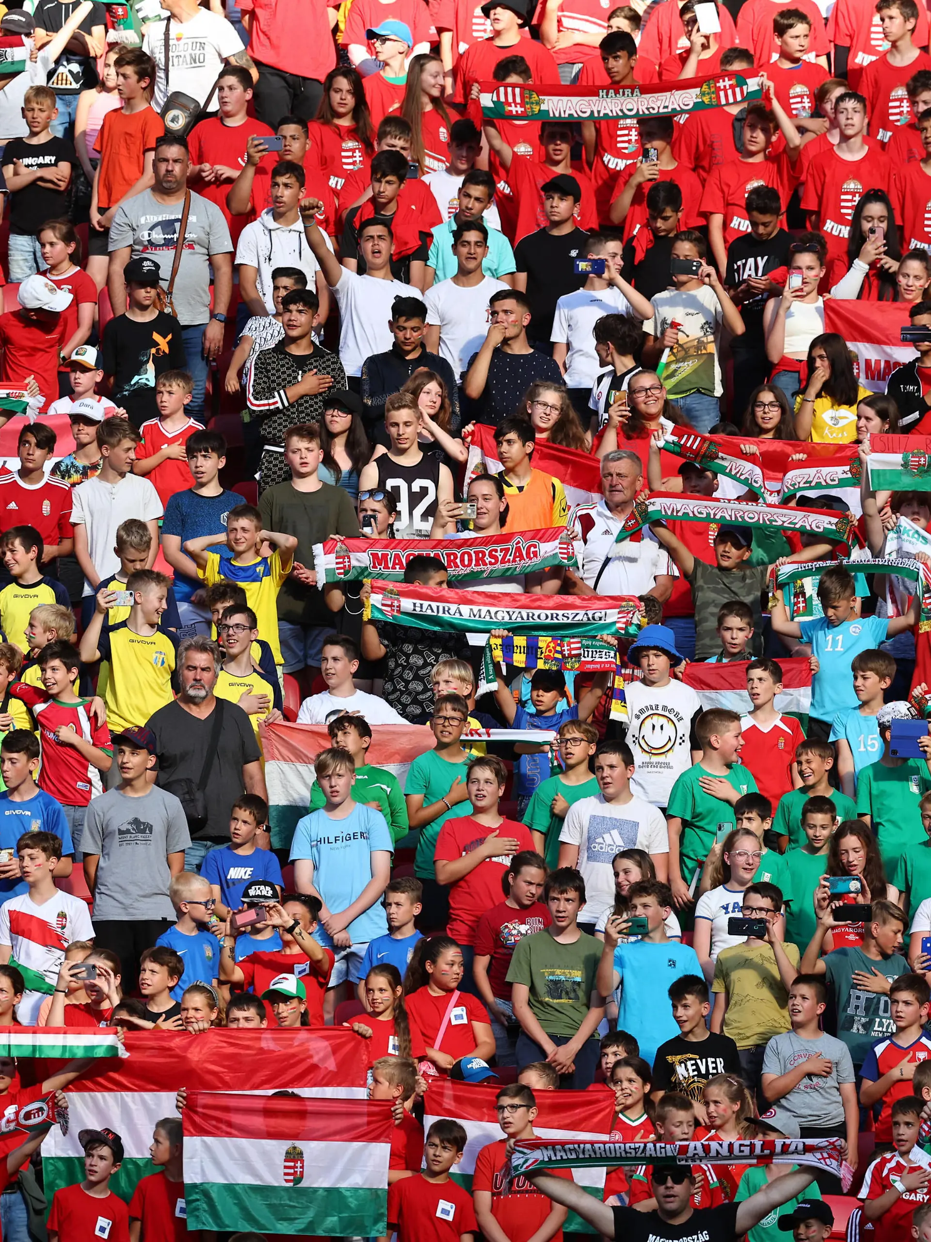  Budapest, Hungary, 4th June 2022. A crowd full of school children despite a UEFA order for the stadium to be closed because of racist abuse from fans during Euro 2020. Children are in attendance for the game due to a loophole in UEFA s rules, which state that children under the age of 14 from schools and/or football academies can be invited to the match free of charge during the UEFA Nations League match at Puskas Arena, Budapest. Picture credit should read: David Klein / Sportimage during the UEFA Nations League match at Puskas Arena, Budapest. Picture credit should read: David Klein / Sportimage PUBLICATIONxNOTxINxUK SPI-1726-0038