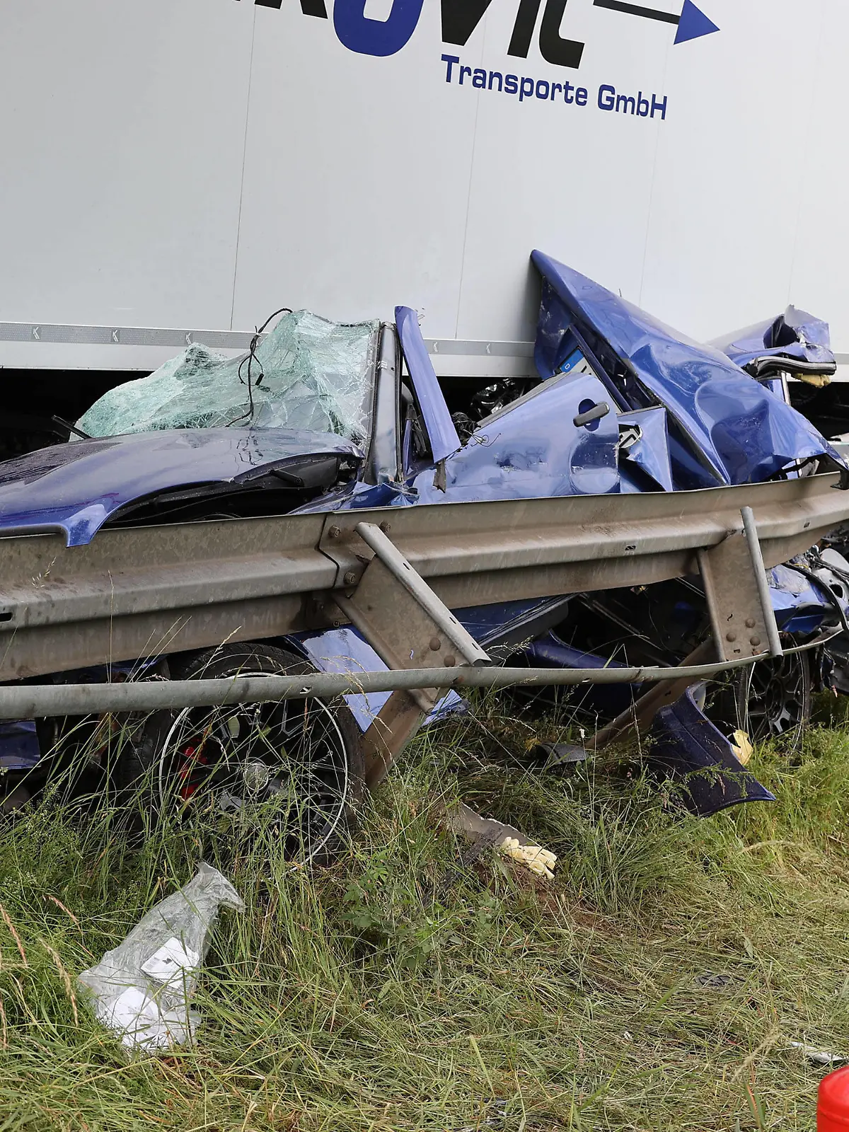  Völklingen: Tödlicher Verkehrsunfall am heutigen Samstagmorgen 4.6.2022 in Völklingen. Gegen 7.45 Uhr ist ein blauer Mercedes SLK aus dem Stadtgebiet auf dem Rotweg aus Richtung Geislautern kommend in Richtung Velsen unterwegs. Nach Angaben von nachfolgenden Verkehrsteilnehmern kommt der Sportwagen in einer Linkskurve mit überhöhter Geschwindigkeit nach rechts von der Fahrbahn ab. Das Auto gerät in den Grünstreifen, der Fahrer verreißt das Steuer und fährt in den Gegenverkehr. Dort ist gerade ein Kühl-Sattelschlepper einer Spedition aus Garching bei München unterwegs. Der Trucker macht noch eine Vollbremsung, kann einen Zusammenstoß aber nicht mehr verhindern. Der Sportwagen kollidiert erst frontal mit dem Laster, wird dabei bub