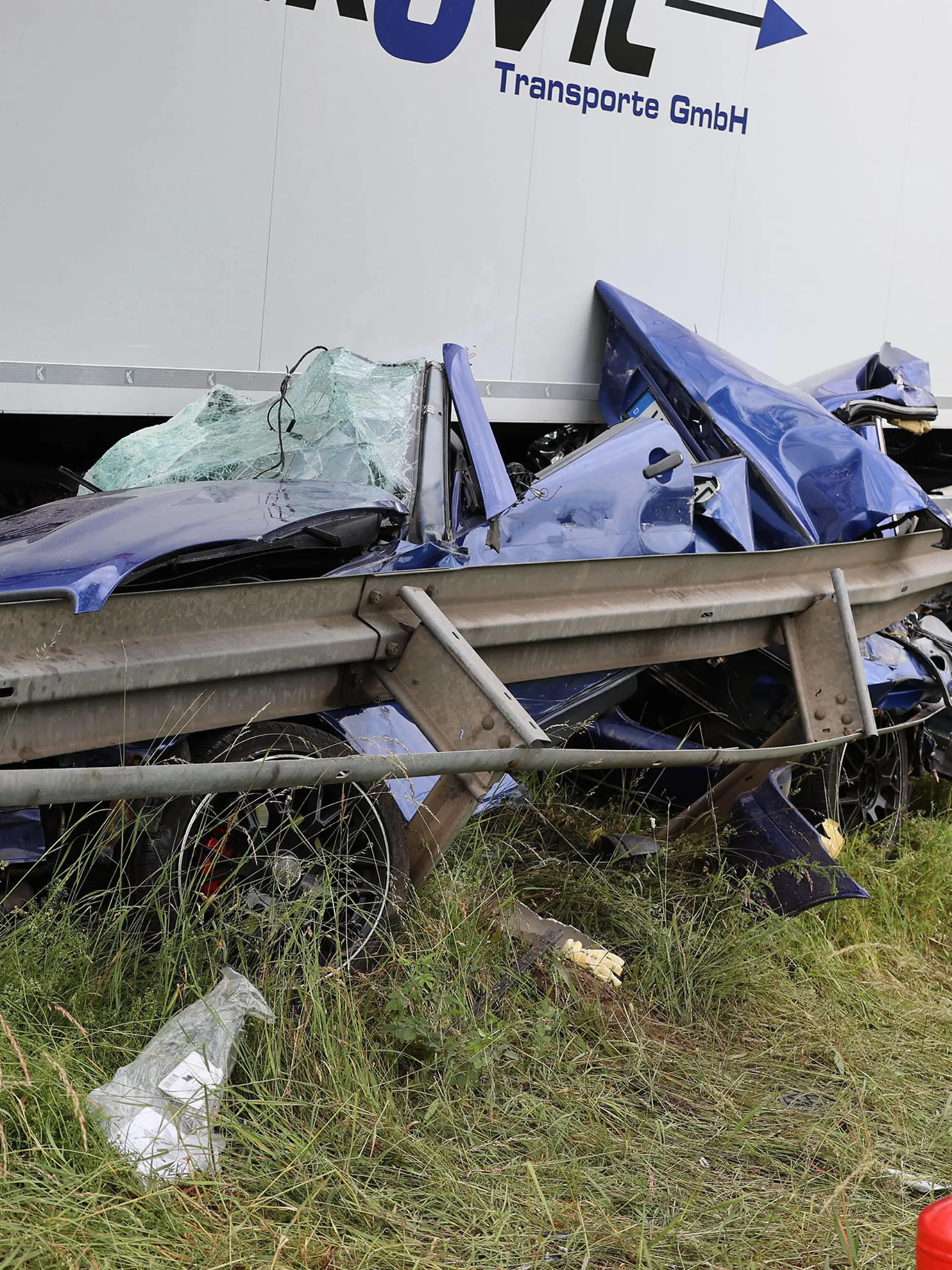  Völklingen: Tödlicher Verkehrsunfall am heutigen Samstagmorgen 4.6.2022 in Völklingen. Gegen 7.45 Uhr ist ein blauer Mercedes SLK aus dem Stadtgebiet auf dem Rotweg aus Richtung Geislautern kommend in Richtung Velsen unterwegs. Nach Angaben von nachfolgenden Verkehrsteilnehmern kommt der Sportwagen in einer Linkskurve mit überhöhter Geschwindigkeit nach rechts von der Fahrbahn ab. Das Auto gerät in den Grünstreifen, der Fahrer verreißt das Steuer und fährt in den Gegenverkehr. Dort ist gerade ein Kühl-Sattelschlepper einer Spedition aus Garching bei München unterwegs. Der Trucker macht noch eine Vollbremsung, kann einen Zusammenstoß aber nicht mehr verhindern. Der Sportwagen kollidiert erst frontal mit dem Laster, wird dabei bub