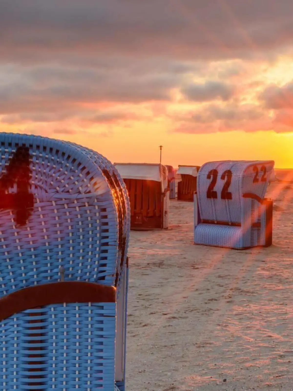  Sand Beach with Beach Chairs in Neuharlingersiel at Sunset, 13.04.2020 10:43:43, Copyright: xConnyPokornyx Panthermedia28304039