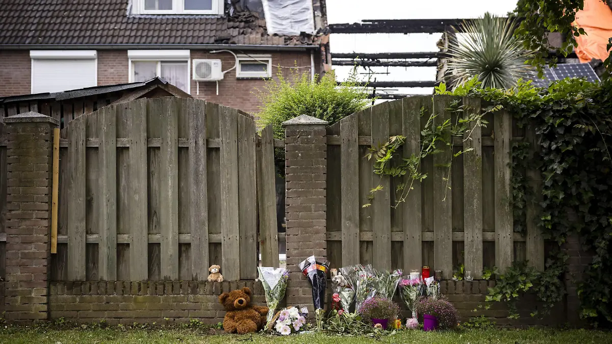 2022-06-05 11:29:35 GELEEN - Flowers deposited at the house in Geleen where 9-year-old Gino was found on Saturday morning. A 22-year-old man from Geleen has been arrested on suspicion of the boy s death. ANP ROB ENGELAAR netherlands out - belgium out *** 2022 06 05 11 29 35 GELEEN Flowers deposited at the house in Geleen where 9 year old Gino was found on Saturday morning A 22 year old man from Geleen has been arrested on suspicion of the boy s death ANP ROB ENGELAAR netherlands out belgium out PUBLICATIONxINxGERxSUIxAUTxONLY Copyright: xx x449854670x originalFilename: 449854670.jpg