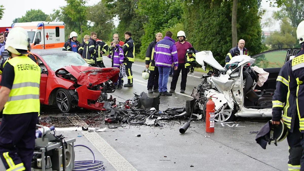 05.06.2022, Rheinland-Pfalz, Mettenheim: Einsatzkräfte stehen nach dem Zusammenstoß zweier Pkw, die frontal kollidiert waren, auf der Bundesstraße B9 an der Unfallstelle im Landkreis Alzey-Worms. Ein Mann und ein Baby sind bei dem Frontalzusammenstoß ums Leben gekommen. Es gab auch mehrere Verletzte, wie die Polizei mitteilte. (zu dpa "Baby und Mann sterben bei Frontalzusammenstoß auf B9") Foto: Felix Hirth/5vision.media/dpa +++ dpa-Bildfunk +++