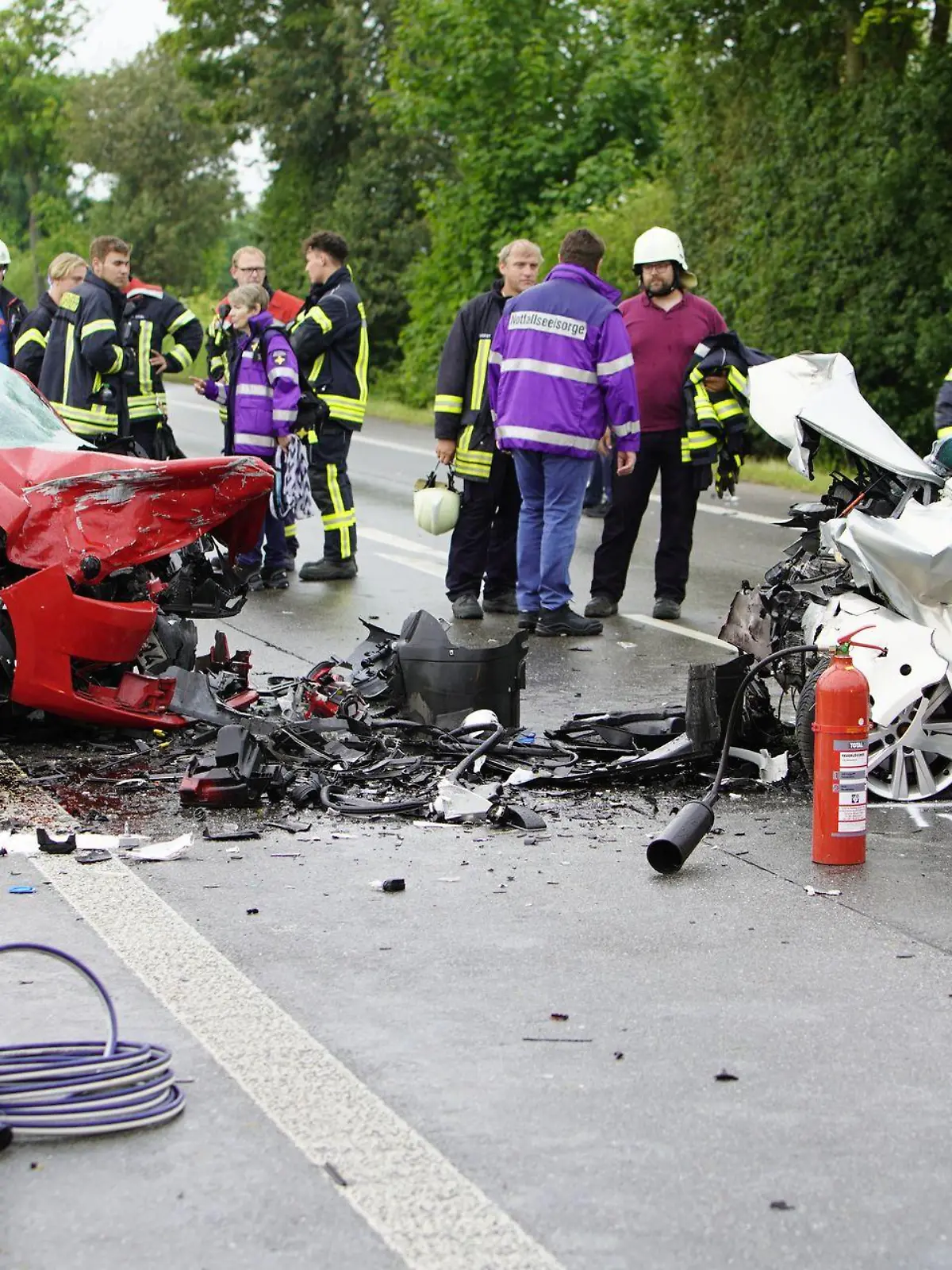 05.06.2022, Rheinland-Pfalz, Mettenheim: Einsatzkräfte stehen nach dem Zusammenstoß zweier Pkw, die frontal kollidiert waren, auf der Bundesstraße B9 an der Unfallstelle im Landkreis Alzey-Worms. Ein Mann und ein Baby sind bei dem Frontalzusammenstoß ums Leben gekommen. Es gab auch mehrere Verletzte, wie die Polizei mitteilte. (zu dpa "Baby und Mann sterben bei Frontalzusammenstoß auf B9") Foto: Felix Hirth/5vision.media/dpa +++ dpa-Bildfunk +++