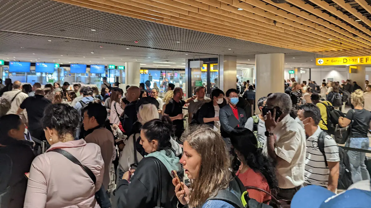 Travelers wait in lines at Amsterdam Schiphol Airport after KLM, the Dutch arm of Air France-KLM, said it would not bring any further passengers on Saturday from European destinations to Amsterdam's Schiphol Airport, its main hub, in Amsterdam, Netherlands June 4, 2022 in this picture obtained from social media. Twitter/Prof. Daniel Angus/via REUTERS  THIS IMAGE HAS BEEN SUPPLIED BY A THIRD PARTY. MANDATORY CREDIT. NO RESALES. NO ARCHIVES.