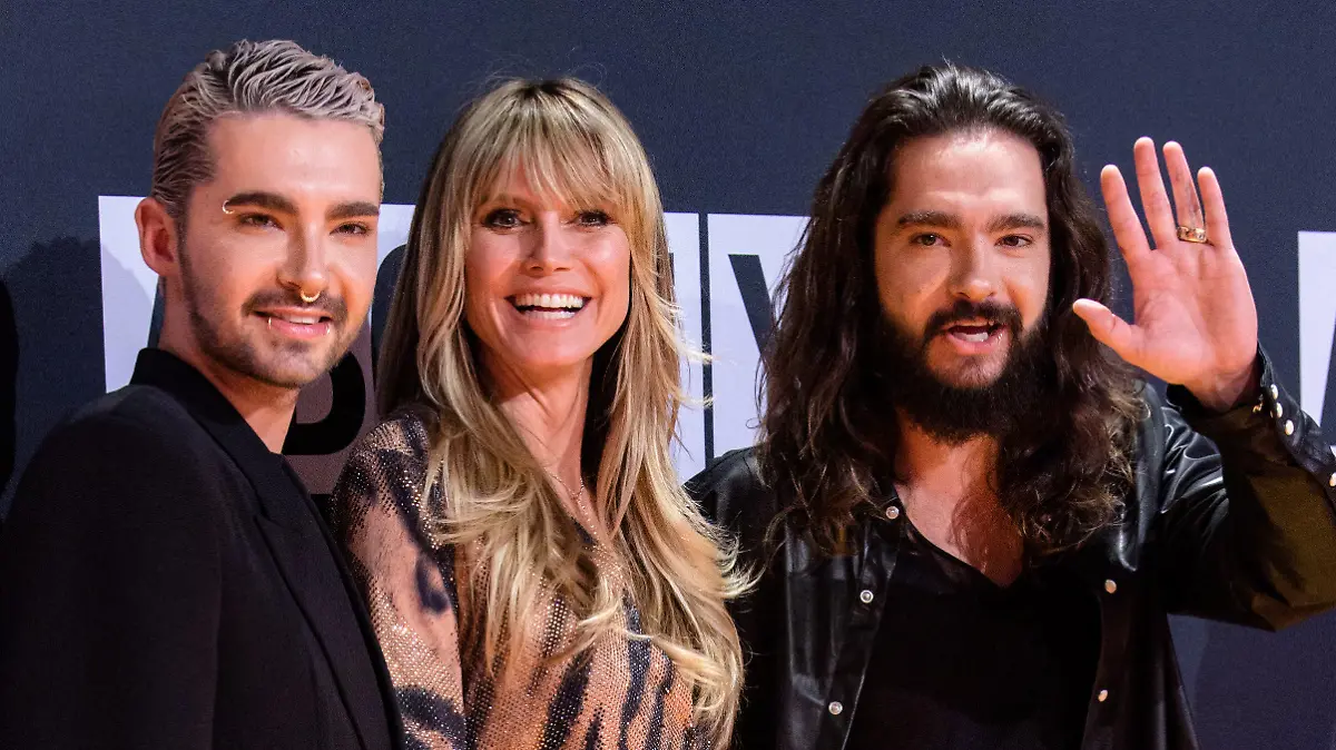 ARCHIV - 18.04.2019, Bayern, Grünwald: Bill Kaulitz, Sänger der Band Tokio Hotel (l-r), Heidi Klum, Model, und ihr damaliger Verlobter, Tom Kaulitz, Sänger der Band Tokio Hotel, kommen zur Verleihung der "About you"-Awards an die Social-Media-Persönlichkeiten des Jahres in der Bavaria-Filmstadt. (zu dpa Bill und Tom Kaulitz werden 30) Foto: Matthias Balk/dpa +++ dpa-Bildfunk +++