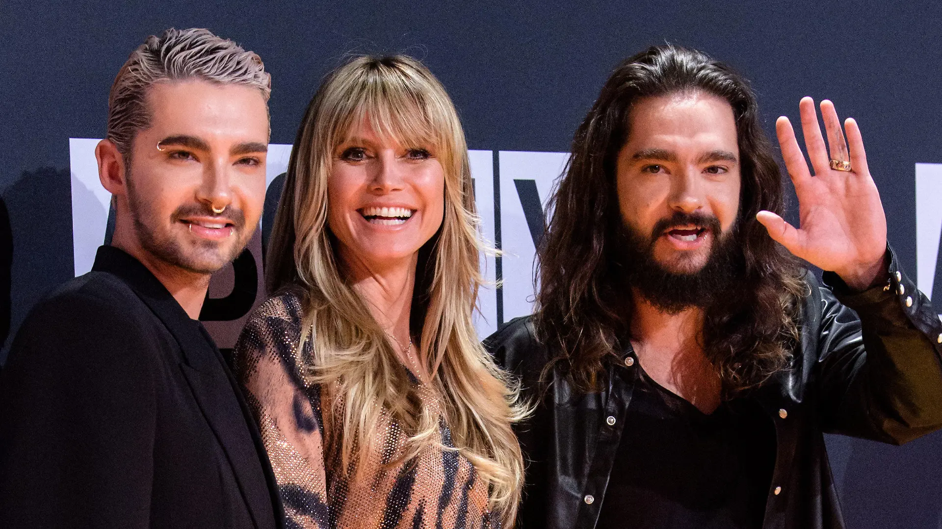 ARCHIV - 18.04.2019, Bayern, Grünwald: Bill Kaulitz, Sänger der Band Tokio Hotel (l-r), Heidi Klum, Model, und ihr damaliger Verlobter, Tom Kaulitz, Sänger der Band Tokio Hotel, kommen zur Verleihung der "About you"-Awards an die Social-Media-Persönlichkeiten des Jahres in der Bavaria-Filmstadt. (zu dpa Bill und Tom Kaulitz werden 30) Foto: Matthias Balk/dpa +++ dpa-Bildfunk +++