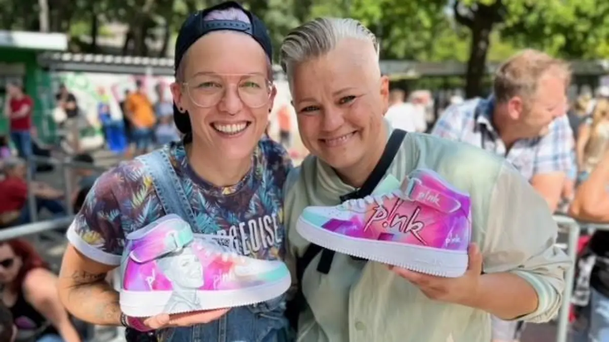 Karolina (re.) und Denise (li.) kurz vor dem Konzert in Hannover