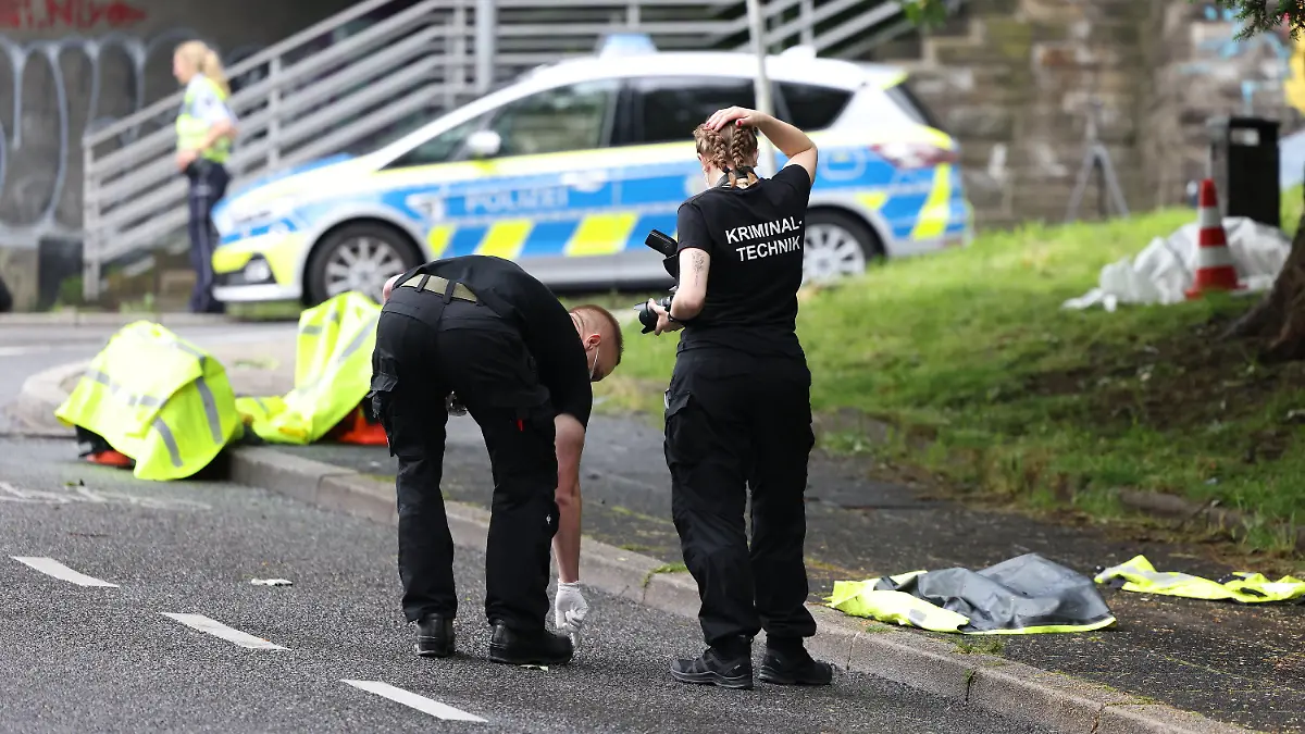 05.06.2022, Nordrhein-Westfalen, Wuppertal: Kriminaltechniker untersuchen den Tatort, an dem die Polizei zuvor einen bewaffneten Mann angeschossen hat. Er sei mit Verletzungen in ein Krankenhaus gebracht worden, teilte ein Sprecher am Abend mit. Weitere Verletzte seien zunächst nicht bekannt. Foto: David Young/dpa +++ dpa-Bildfunk +++