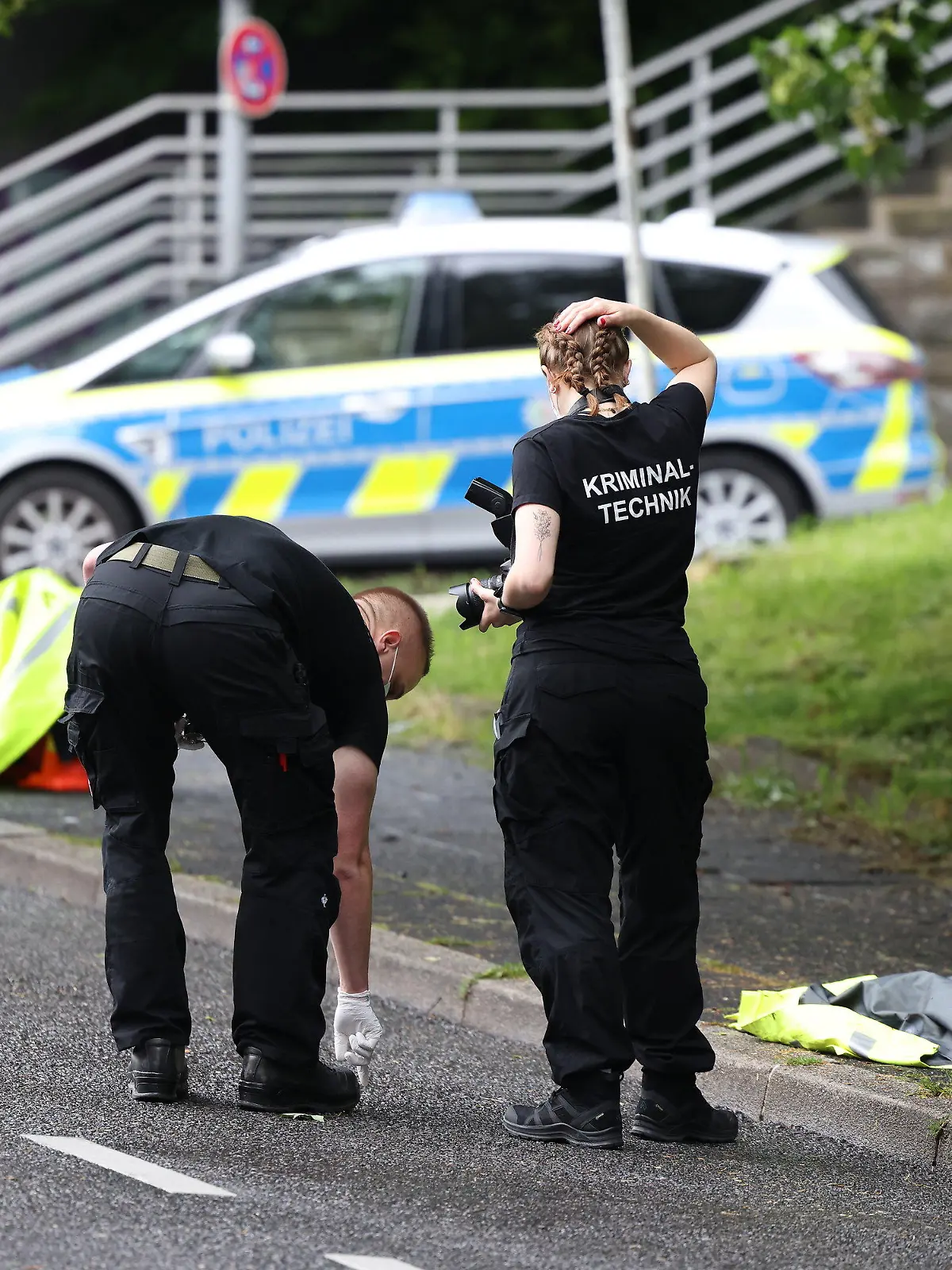 05.06.2022, Nordrhein-Westfalen, Wuppertal: Kriminaltechniker untersuchen den Tatort, an dem die Polizei zuvor einen bewaffneten Mann angeschossen hat. Er sei mit Verletzungen in ein Krankenhaus gebracht worden, teilte ein Sprecher am Abend mit. Weitere Verletzte seien zunächst nicht bekannt. Foto: David Young/dpa +++ dpa-Bildfunk +++