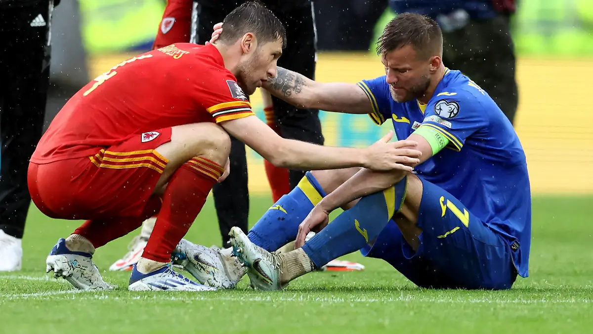 Cardiff, Wales, 5th June 2022. Ben Davies of Wales checks on Andriy Yarmolenko of Ukraine following their defeat during the FIFA World Cup, WM, Weltmeisterschaft, Fussball 2022 - European Qualifying match at the Cardiff City Stadium, Cardiff. Picture credit should read: Darren Staples / Sportimage PUBLICATIONxNOTxINxUK SPI-1720-0079