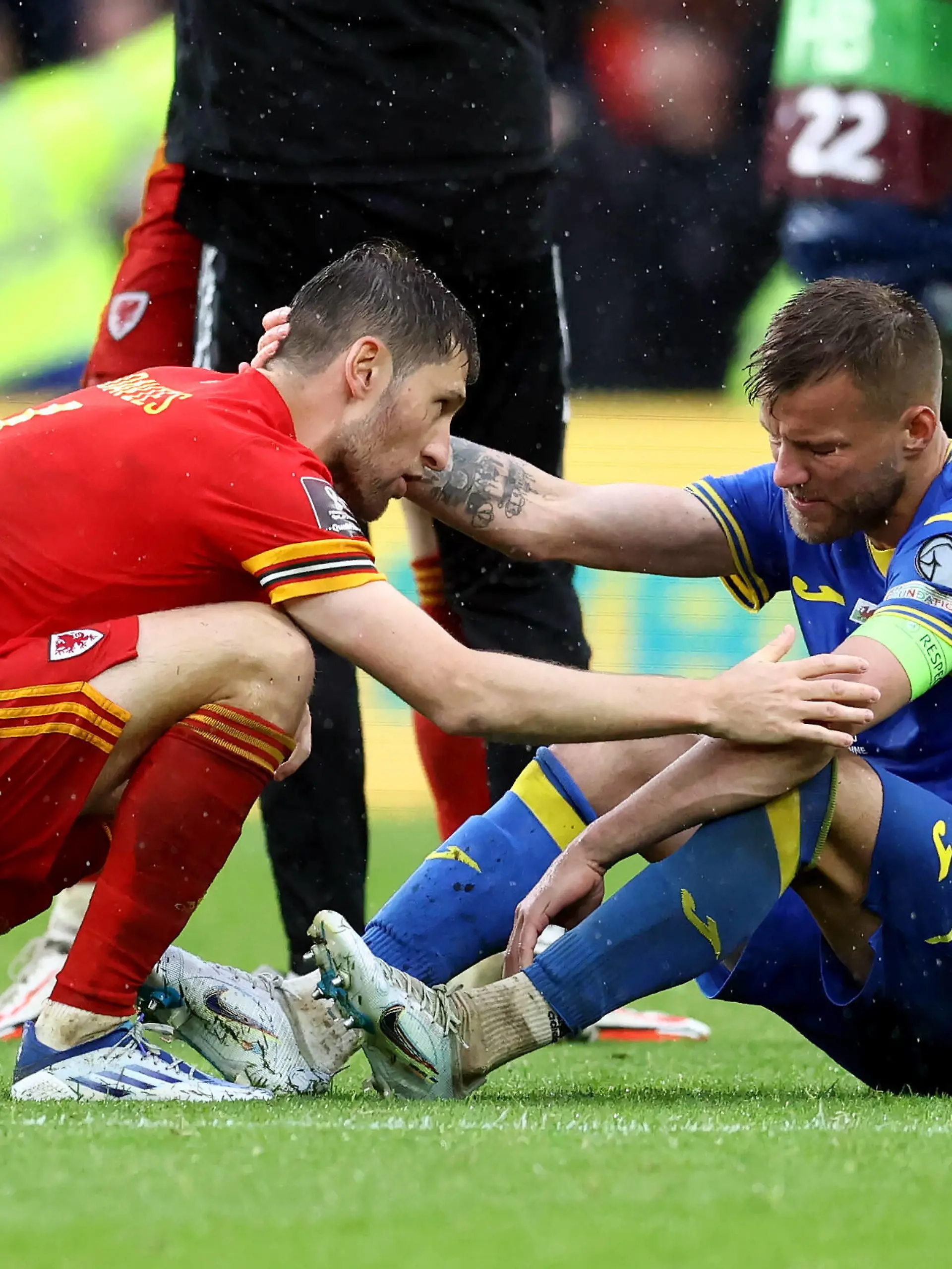  Cardiff, Wales, 5th June 2022. Ben Davies of Wales checks on Andriy Yarmolenko of Ukraine following their defeat during the FIFA World Cup, WM, Weltmeisterschaft, Fussball 2022 - European Qualifying match at the Cardiff City Stadium, Cardiff. Picture credit should read: Darren Staples / Sportimage PUBLICATIONxNOTxINxUK SPI-1720-0079