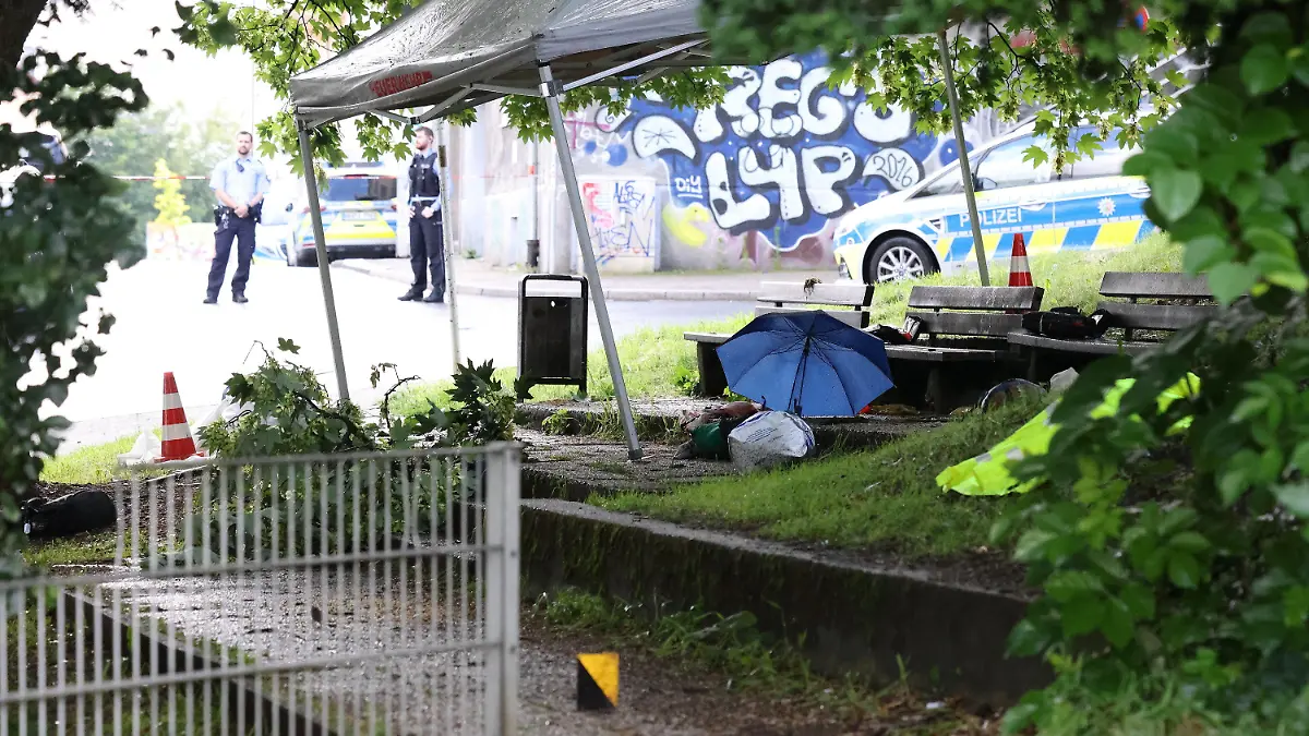 05.06.2022, Nordrhein-Westfalen, Wuppertal: Beweismittel sind mit einem Schirm und einer Polizeijacke abgedeckt am Tatort, an dem die Polizei zuvor einen bewaffneten Mann angeschossen hat. Er sei mit Verletzungen in ein Krankenhaus gebracht worden, t