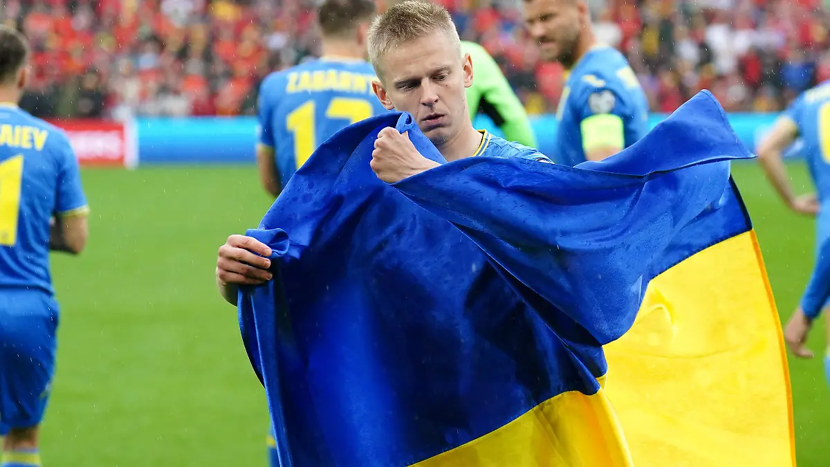 Wales v Ukraine - FIFA World Cup, WM, Weltmeisterschaft, Fussball 2022 Qualifier - Play Off - Final - Cardiff City Stadium Ukraine s Oleksandr Zinchenko with a flag before the FIFA World Cup 2022 Qualifier play-off final match at Cardiff City Stadium, Cardiff. Picture date: Sunday June 5, 2022. Use subject to restrictions. Editorial use only, no commercial use without prior consent from rights holder. PUBLICATIONxNOTxINxUKxIRL Copyright: xMikexEgertonx 67296178
