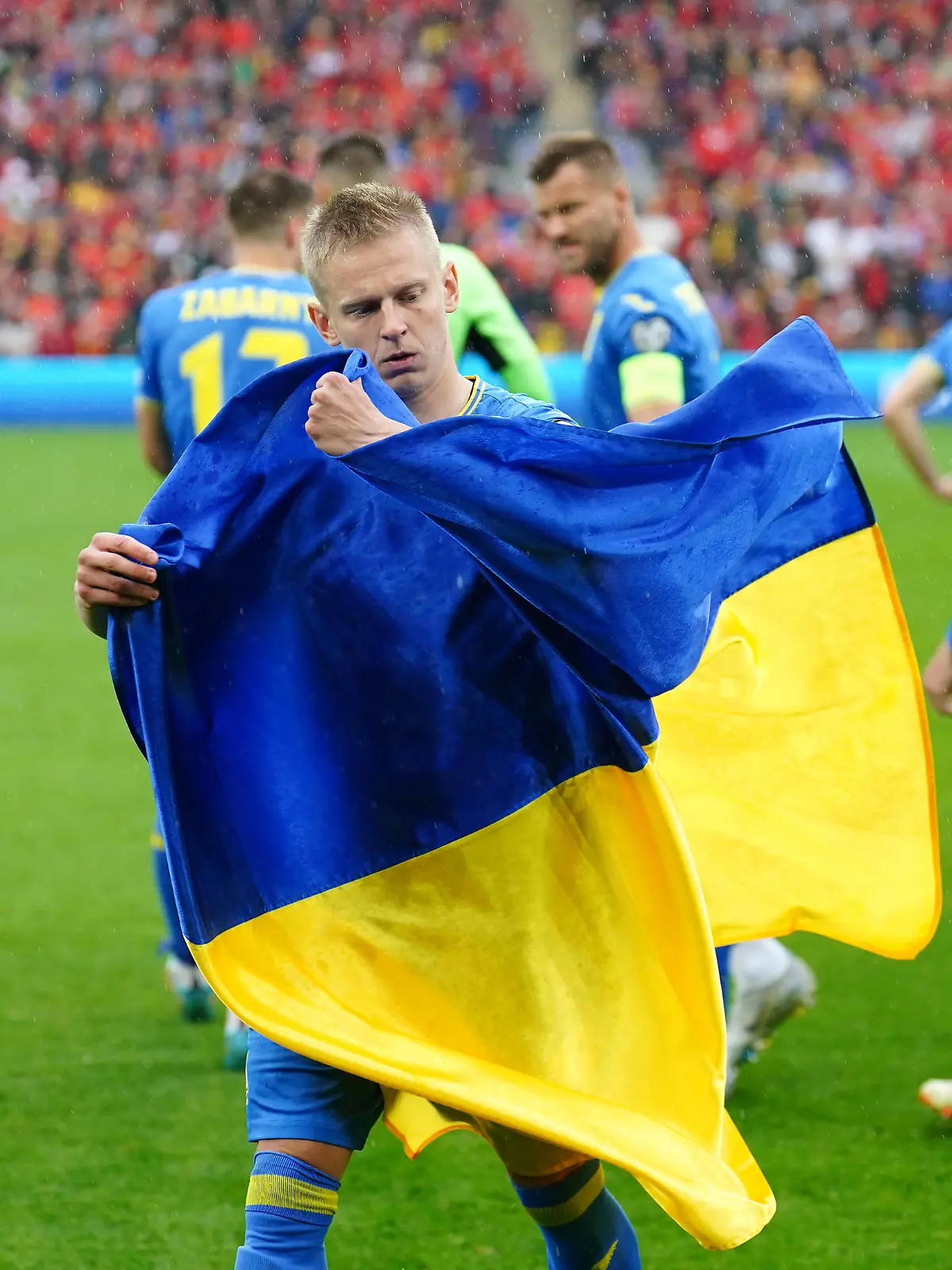 Wales v Ukraine - FIFA World Cup, WM, Weltmeisterschaft, Fussball 2022 Qualifier - Play Off - Final - Cardiff City Stadium Ukraine s Oleksandr Zinchenko with a flag before the FIFA World Cup 2022 Qualifier play-off final match at Cardiff City Stadium, Cardiff. Picture date: Sunday June 5, 2022. Use subject to restrictions. Editorial use only, no commercial use without prior consent from rights holder. PUBLICATIONxNOTxINxUKxIRL Copyright: xMikexEgertonx 67296178 