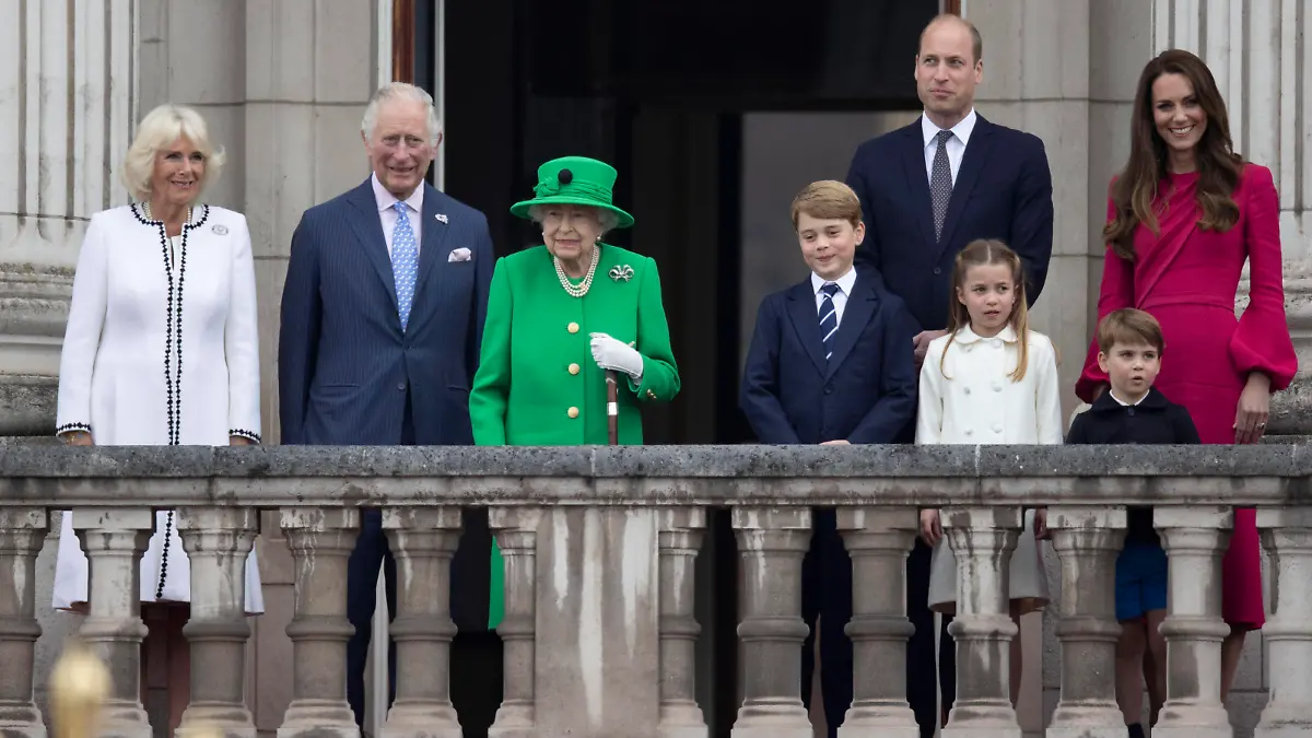  . 05/06/2022. London, United Kingdom. Queen Elizabeth II on the balcony of Buckingham Palace with Prince Charles, Camilla, Duchess of Cornwall, Prince William , Kate Middleton, Prince George, Princess Charlotte and Prince Louis at the end of the Pageant on the final day of the Platinum Jubilee celebrations in London. PUBLICATIONxINxGERxSUIxAUTxHUNxONLY xStephenxLockx/xi-Imagesx IIM-23484-0113