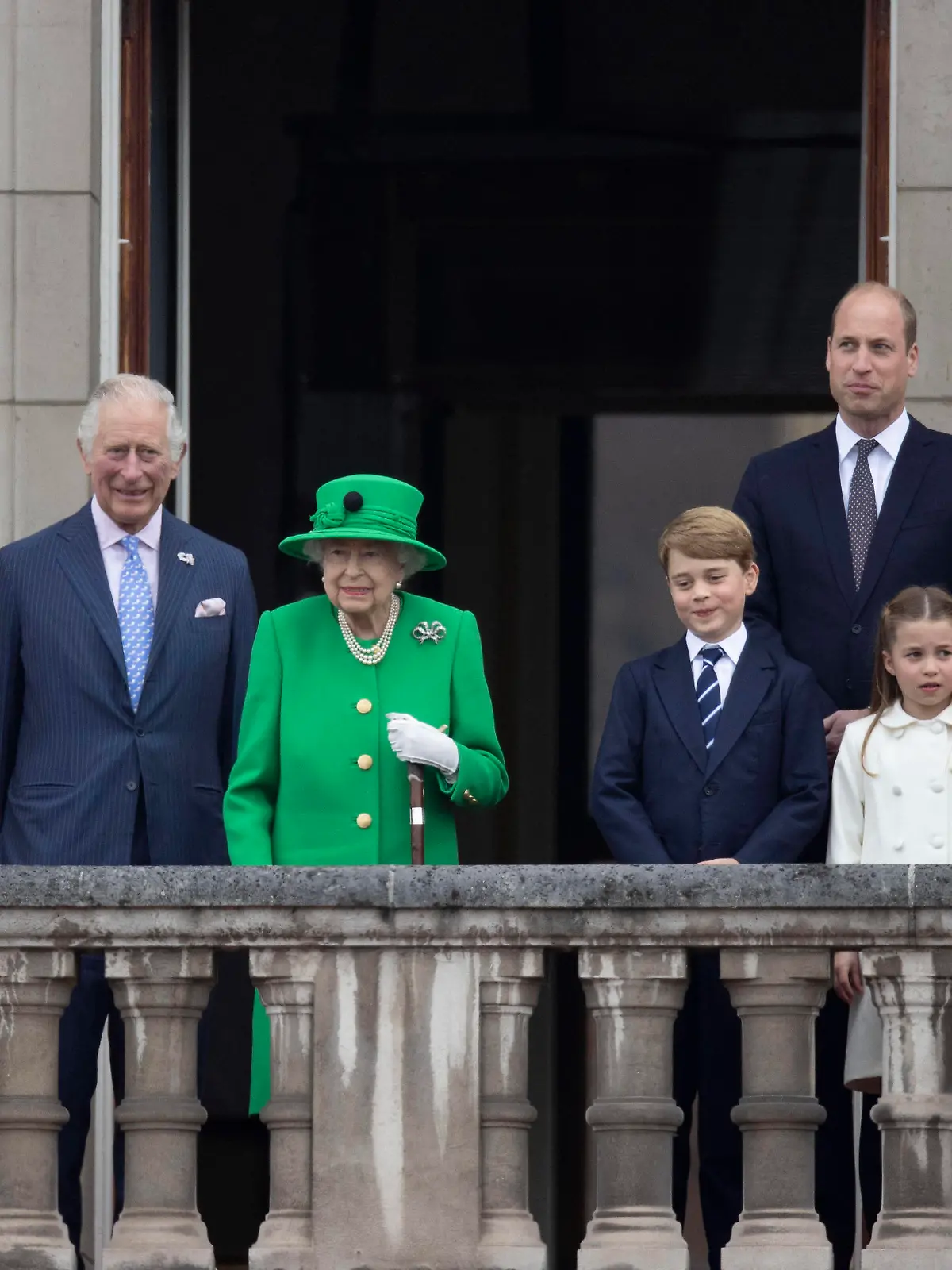  . 05/06/2022. London, United Kingdom. Queen Elizabeth II on the balcony of Buckingham Palace with Prince Charles, Camilla, Duchess of Cornwall, Prince William , Kate Middleton, Prince George, Princess Charlotte and Prince Louis at the end of the Pageant on the final day of the Platinum Jubilee celebrations in London. PUBLICATIONxINxGERxSUIxAUTxHUNxONLY xStephenxLockx/xi-Imagesx IIM-23484-0113