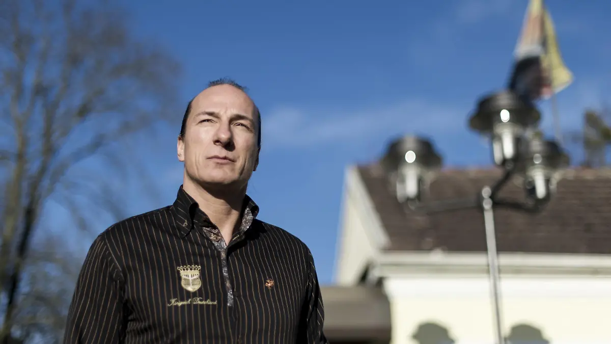  Peter Fitzek, König von Neudeutschland , aufgenommen am Donnerstag 14.01.2016 vor dem ehemaligen Krankenhaus in Wittenberg. RM001