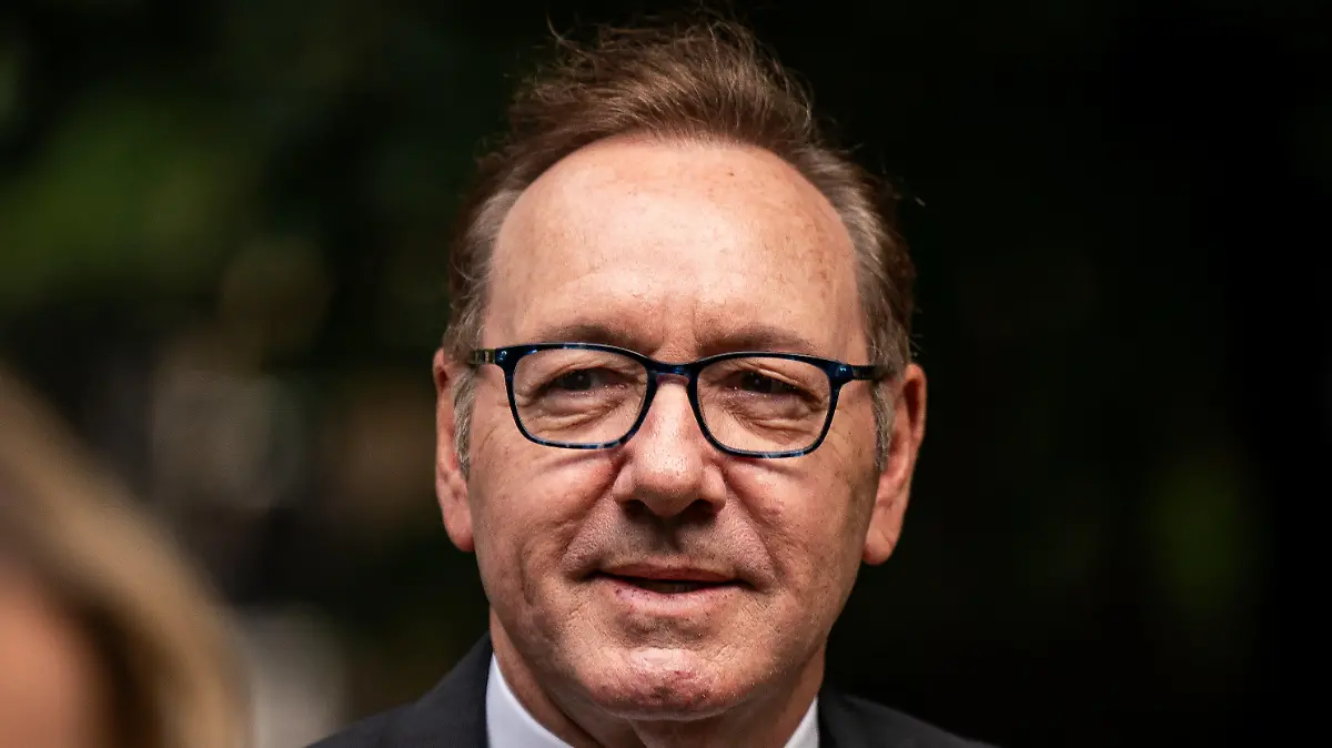 13.07.2023, Großbritannien, London: Kevin Spacey, Schauspieler aus den USA, kommt am Southwark Crown Court an. Im Londoner Prozess gegen Hollywood-Star Kevin Spacey wegen sexueller Übergriffe hat die Anklage ihre Beweisaufnahme beendet. Die Vorwürfe gegen den Schauspieler reichen von Belästigung bis hin zu Nötigung zum Geschlechtsverkehr. Foto: Aaron Chown/PA Wire/dpa +++ dpa-Bildfunk +++
