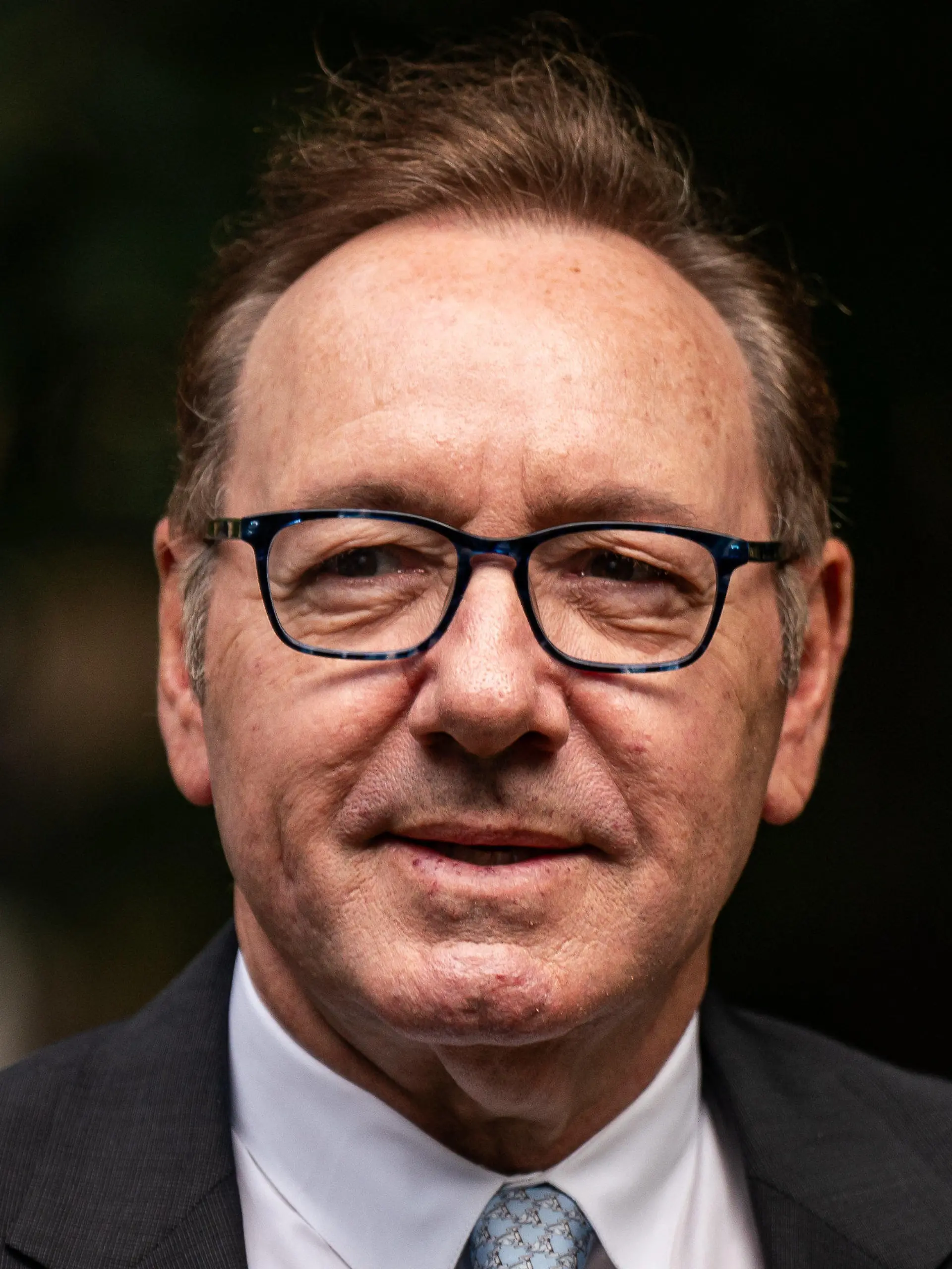 13.07.2023, Großbritannien, London: Kevin Spacey, Schauspieler aus den USA, kommt am Southwark Crown Court an. Im Londoner Prozess gegen Hollywood-Star Kevin Spacey wegen sexueller Übergriffe hat die Anklage ihre Beweisaufnahme beendet. Die Vorwürfe gegen den Schauspieler reichen von Belästigung bis hin zu Nötigung zum Geschlechtsverkehr. Foto: Aaron Chown/PA Wire/dpa +++ dpa-Bildfunk +++
