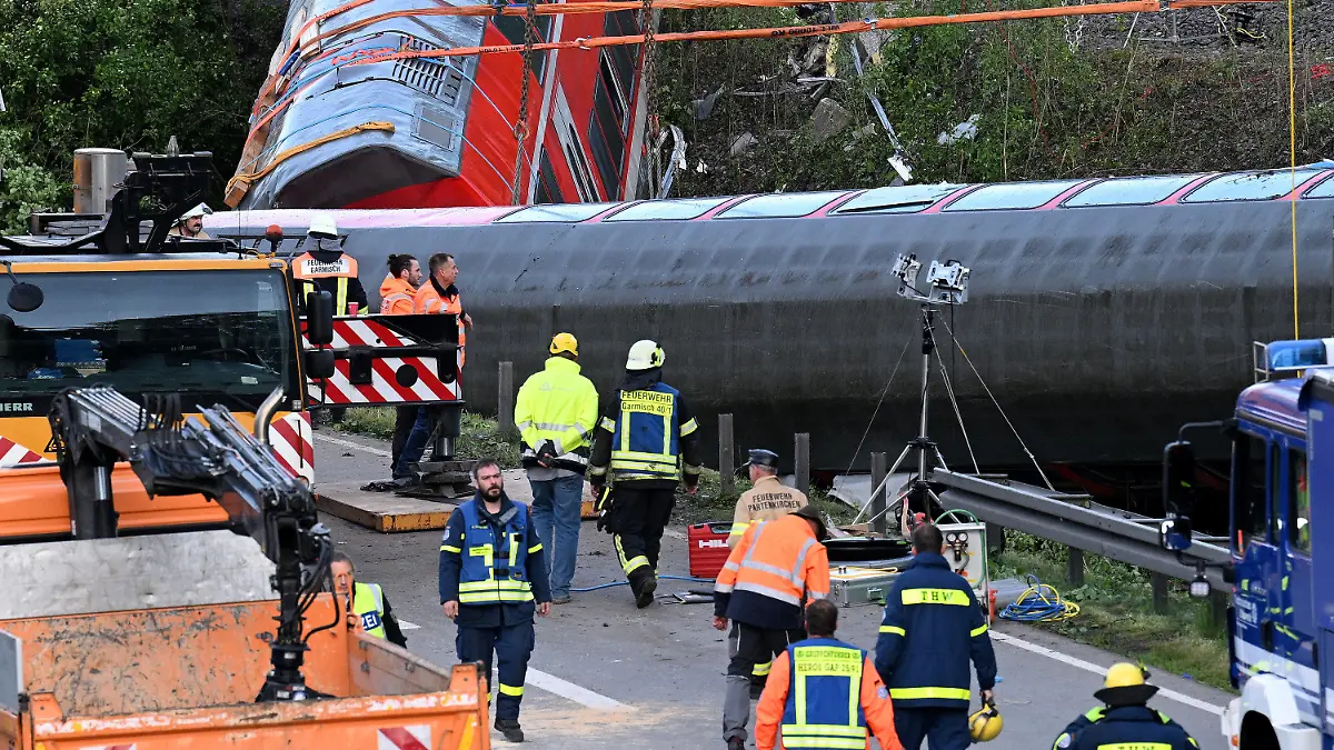 04.06.2022, Bayern, Garmisch-Partenkirchen: Einsatz- und Rettungskräfte sind nach einem schweren Zugunglück im Einsatz. Bei einem schweren Zugunglück sind in Garmisch-Partenkirchen mehrere Menschen ums Leben gekommen. Ein Regionalexpress entgleiste in der beliebten oberbayerischen Urlaubsregion auf dem Weg von Garmisch nach München. Foto: Angelika Warmuth/dpa +++ dpa-Bildfunk +++
