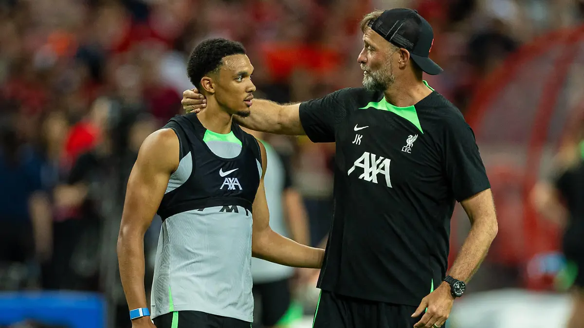 Football - Pre-Season - Liverpool FC v Leicester City FC - MD-1 SINGAPORE - Saturday, July 29, 2023: Liverpool s Trent Alexander-Arnold L and manager Jürgen Klopp during a training session ahead of the pre-season friendly match between Liverpool FC and Leicester City FC at the Singapore National Stadium. SINGAPORE Singapore National Stadium SINGAPORE SINGAPORE PUBLICATIONxNOTxINxUK Copyright: xPropagandaxPhotoxAgencyx P2023-07-29-Liverpool_Preseason_Asia-110