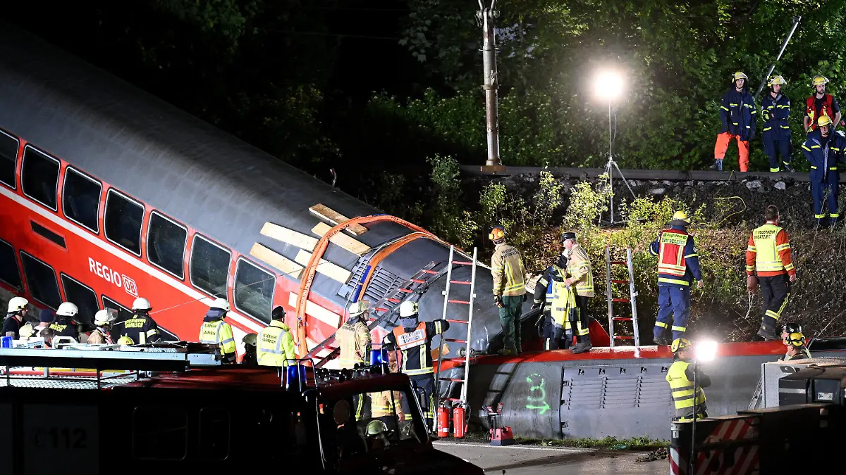 04.06.2022, Bayern, Garmisch-Partenkirchen: Zahlreiche Einsatz- und Rettungskräfte sind nach einem schweren Zugunglück im Einsatz. Bei einem schweren Zugunglück sind in Garmisch-Partenkirchen mindestens vier Menschen ums Leben gekommen. Ein Regionalexpress entgleiste in der beliebten oberbayerischen Urlaubsregion auf dem Weg von Garmisch nach München. Foto: Angelika Warmuth/dpa +++ dpa-Bildfunk +++