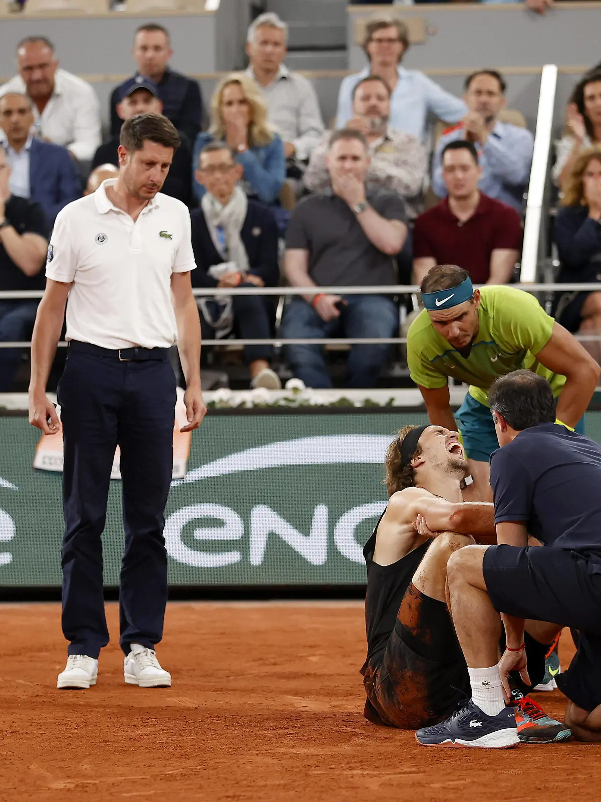  Mandatory Credit: Photo by Ella Ling/Shutterstock 12959951j Alexander Zverev of Germany screams following a fall with Rafael Nadal looking on in concern French Open Tennis, Day 13, Roland Garros, Paris, France - 03 Jun 2022 French Open Tennis, Day 13, Roland Garros, Paris, France - 03 Jun 2022 PUBLICATIONxINxGERxSUIxAUTXHUNxGRExMLTxCYPxROMxBULxUAExKSAxONLY Copyright: xEllaxLing/Shutterstockx 12959951j